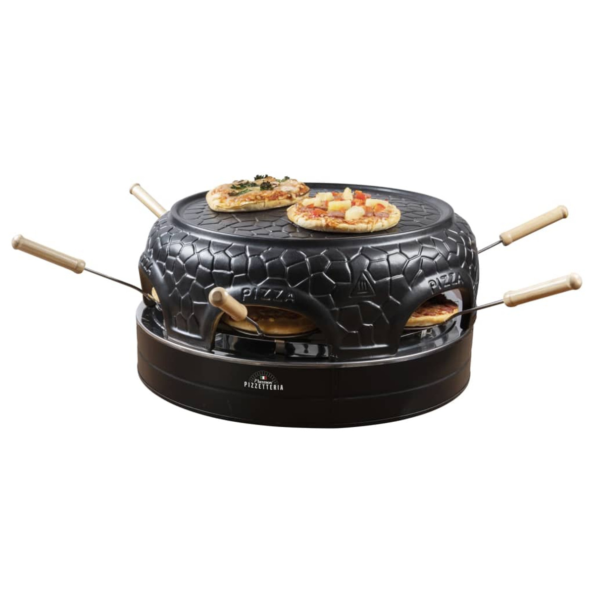 Un forno per pizza nero con tre pizze dentro e sopra, con manici in legno. Sfondo bianco.