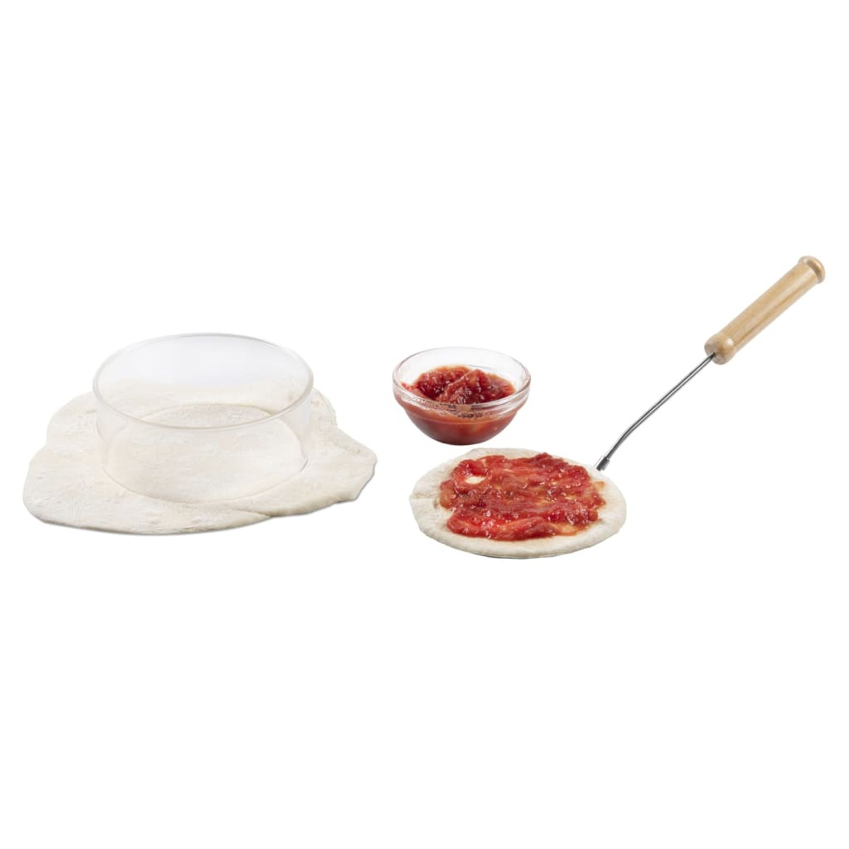 Ingredienti per la pizza: impasto con un cerchio, salsa di pomodoro in ciotole e una pala per pizza.