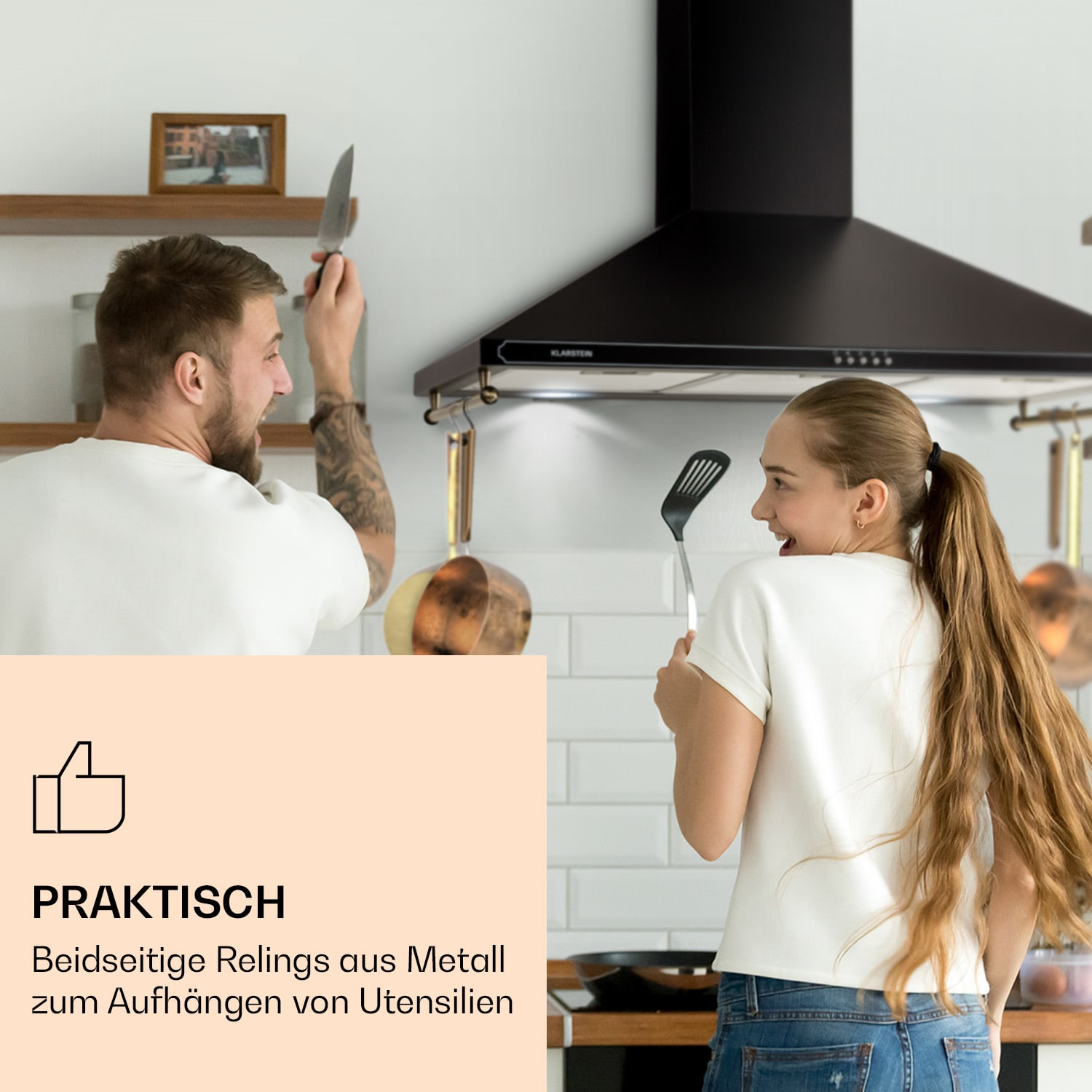 Un uomo con un coltello e una donna con una spatola in una scena di cucina.
