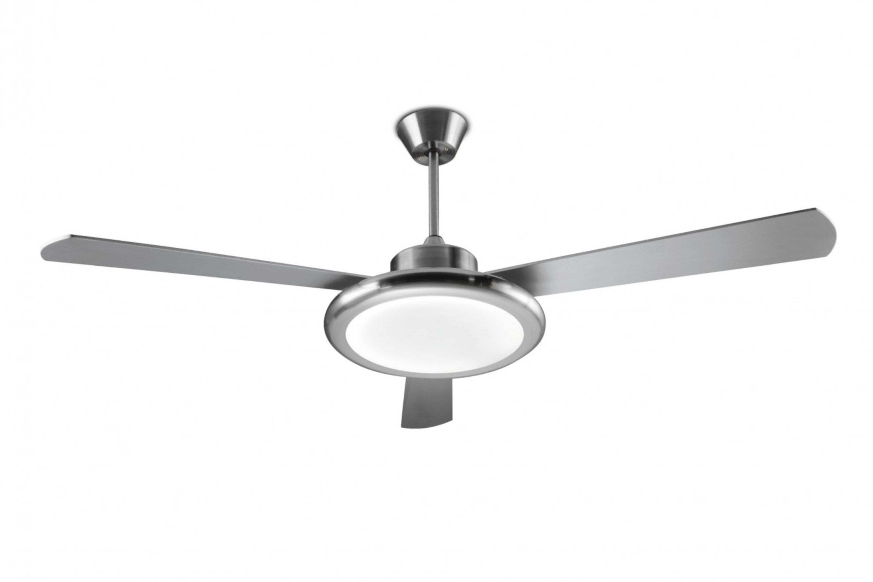 Silberner Deckenventilator mit drei Flügeln und einem zentralen Licht auf weißem Hintergrund.