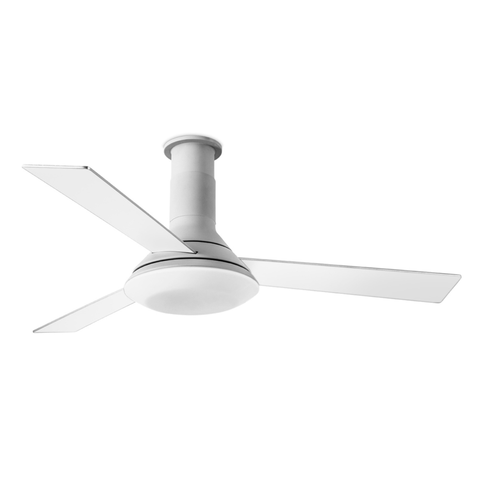 Ein weißer Deckenventilator mit drei Flügeln vor weißem Hintergrund.