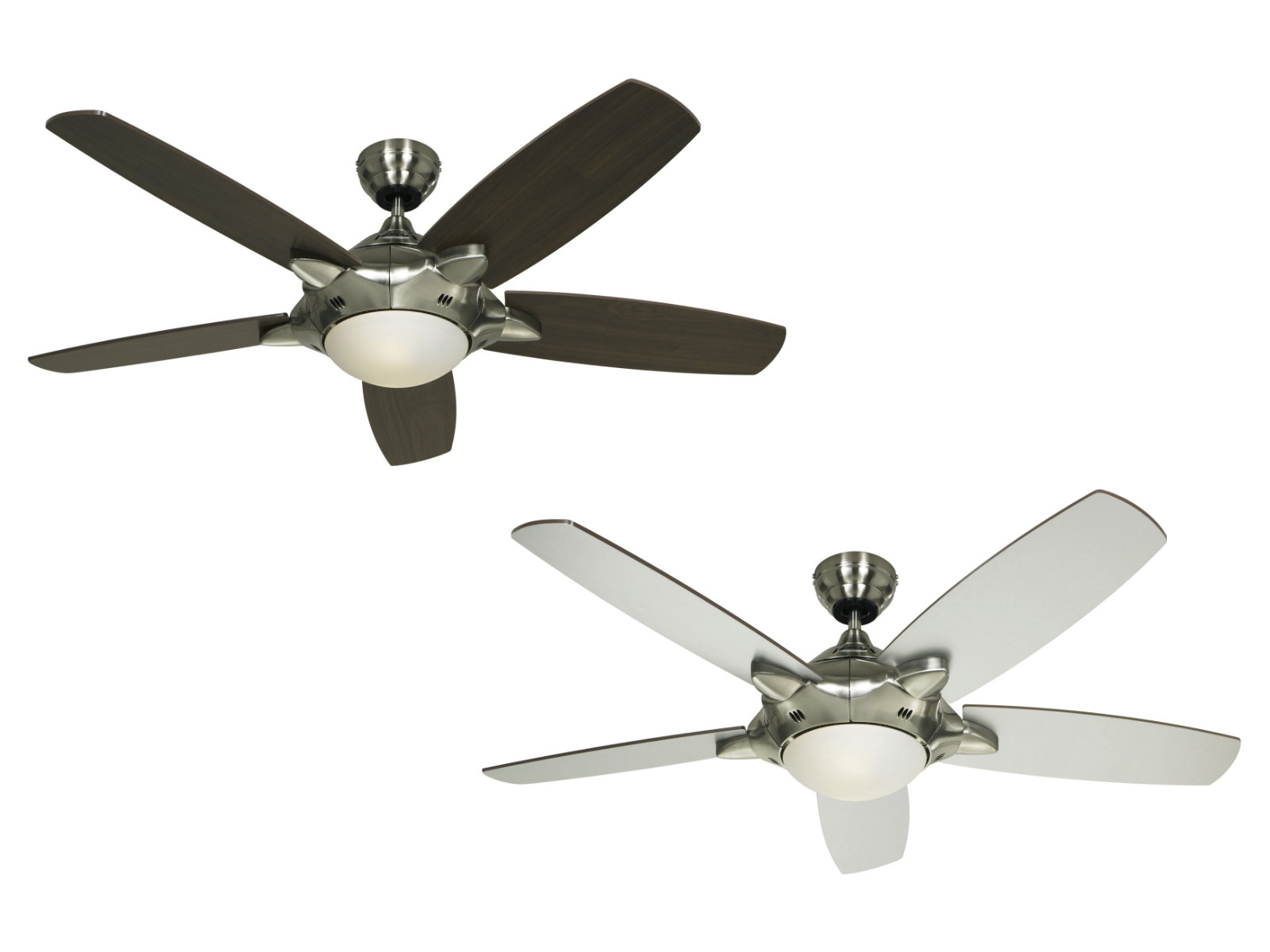 Zwei Deckenventilatoren. Einer mit braunen Blättern, der andere mit weißen Blättern. Beide haben silberne Motorgehäuse und ein zentrales Licht.