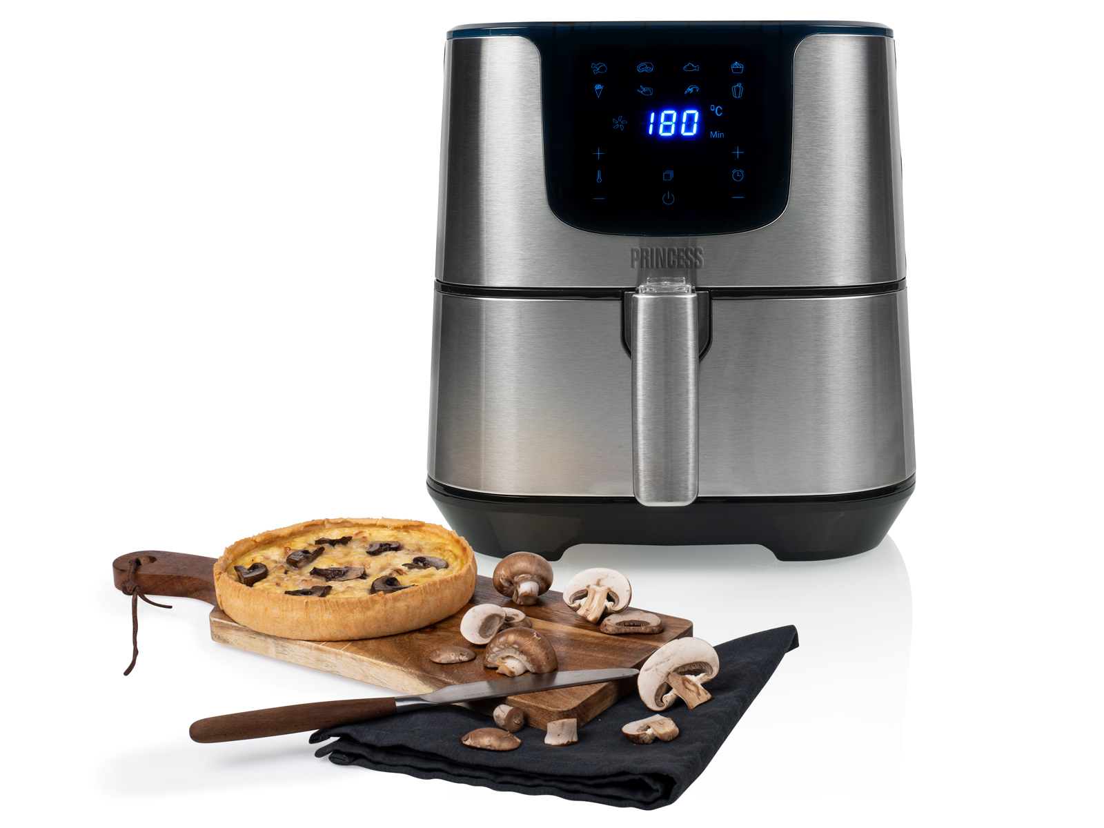 Srebrna frytkownica powietrzna z wyświetlaczem cyfrowym pokazuje 180 stopni. W pobliżu quiche, grzyby i nóż.