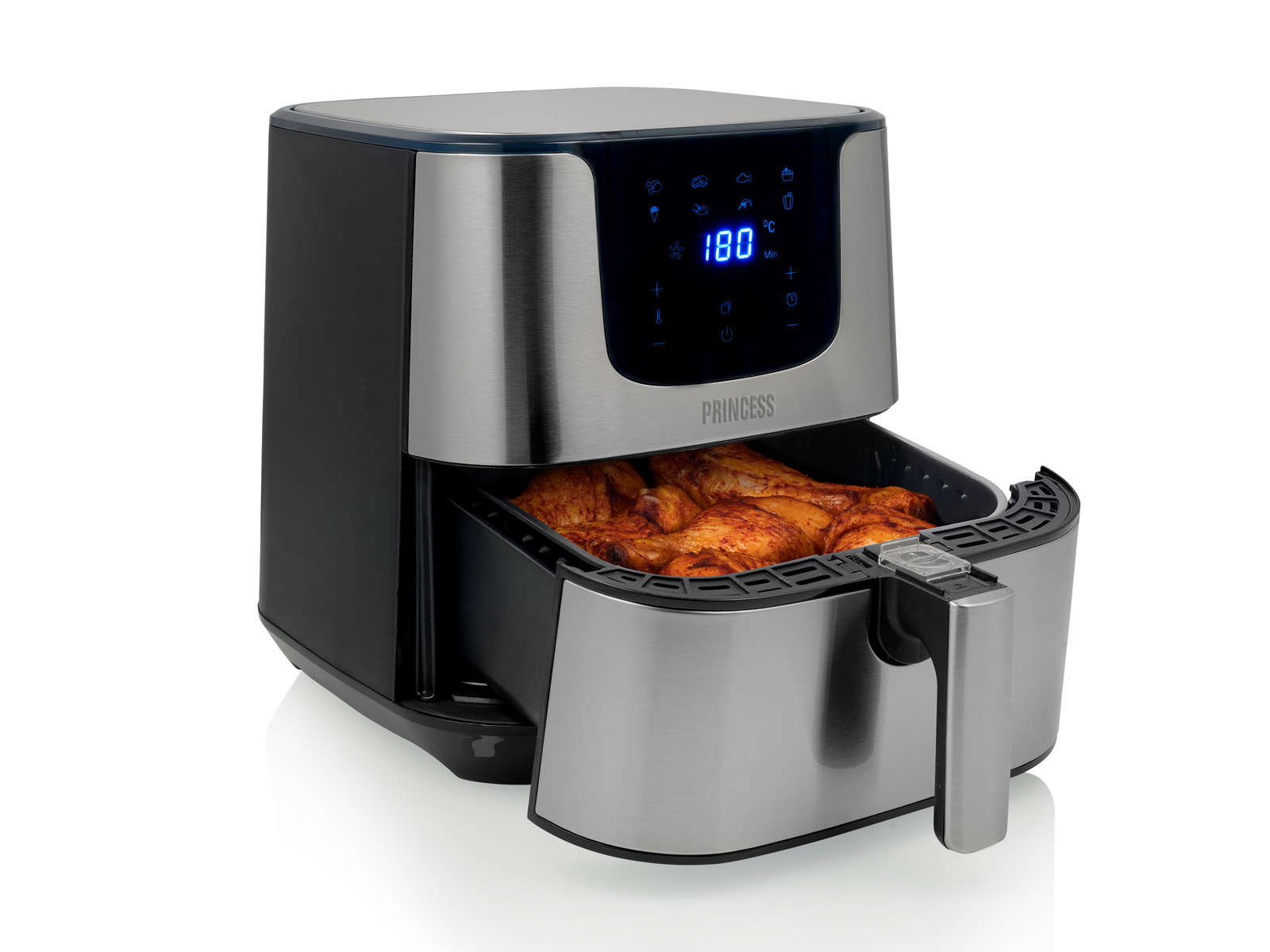 Srebrno-czarna frytkownica beztłuszczowa, z jedzeniem. Białe tło.