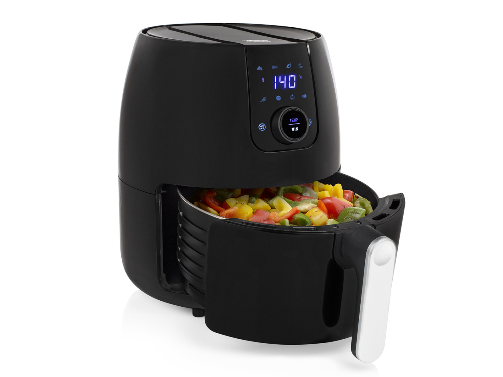 Czarna frytkownica powietrzna z otwartym koszem pełnym kolorowych warzyw.