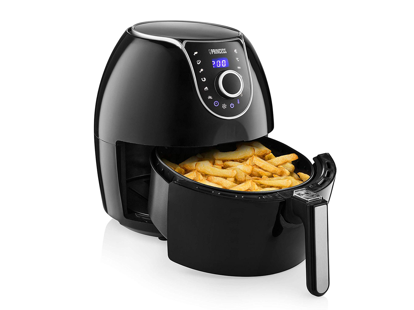 Schwarze Heißluftfritteuse mit offenem Korb mit Pommes Frites. Anzeige zeigt 2:00. Weißer Hintergrund.