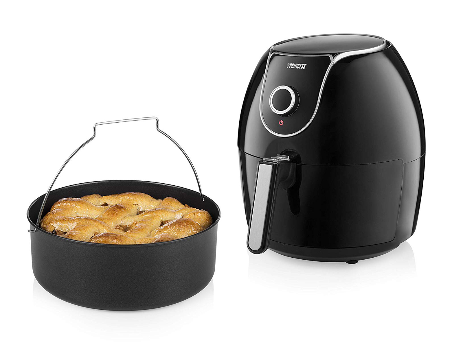 Schwarze Heißluftfritteuse und der Korb mit gebackenem Kuchen. Weißer Hintergrund. Marke Princess.