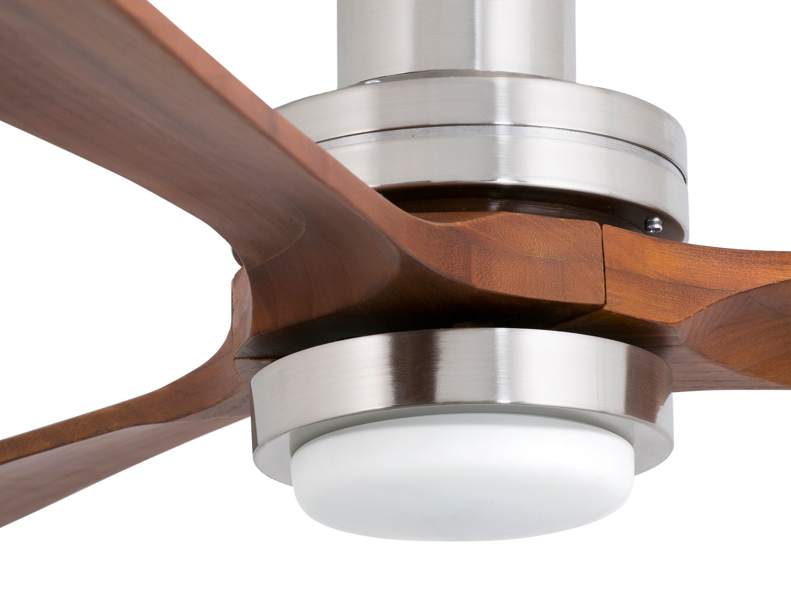 Ventilatore da soffitto in primo piano. Ha pale in legno, alloggiamento motore argentato e lampada bianca.