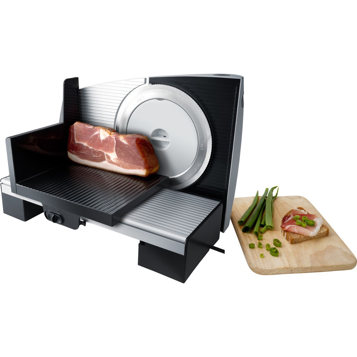 Affettatrice con prosciutto e cipolline. Prosciutto affettato su tagliere.