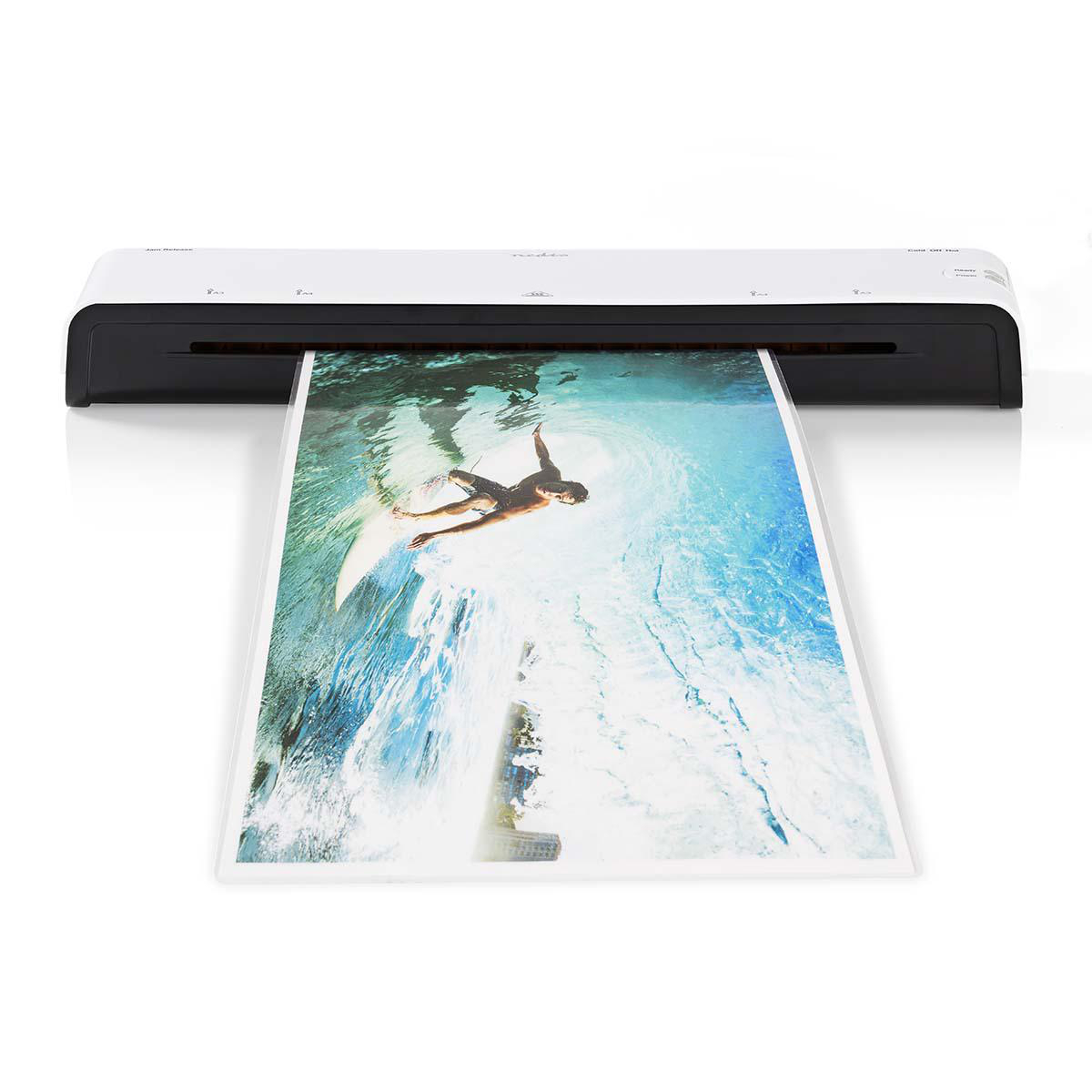 Weiß-schwarzes Laminiergerät mit Foto eines Surfers im Wasser, das laminiert wird.