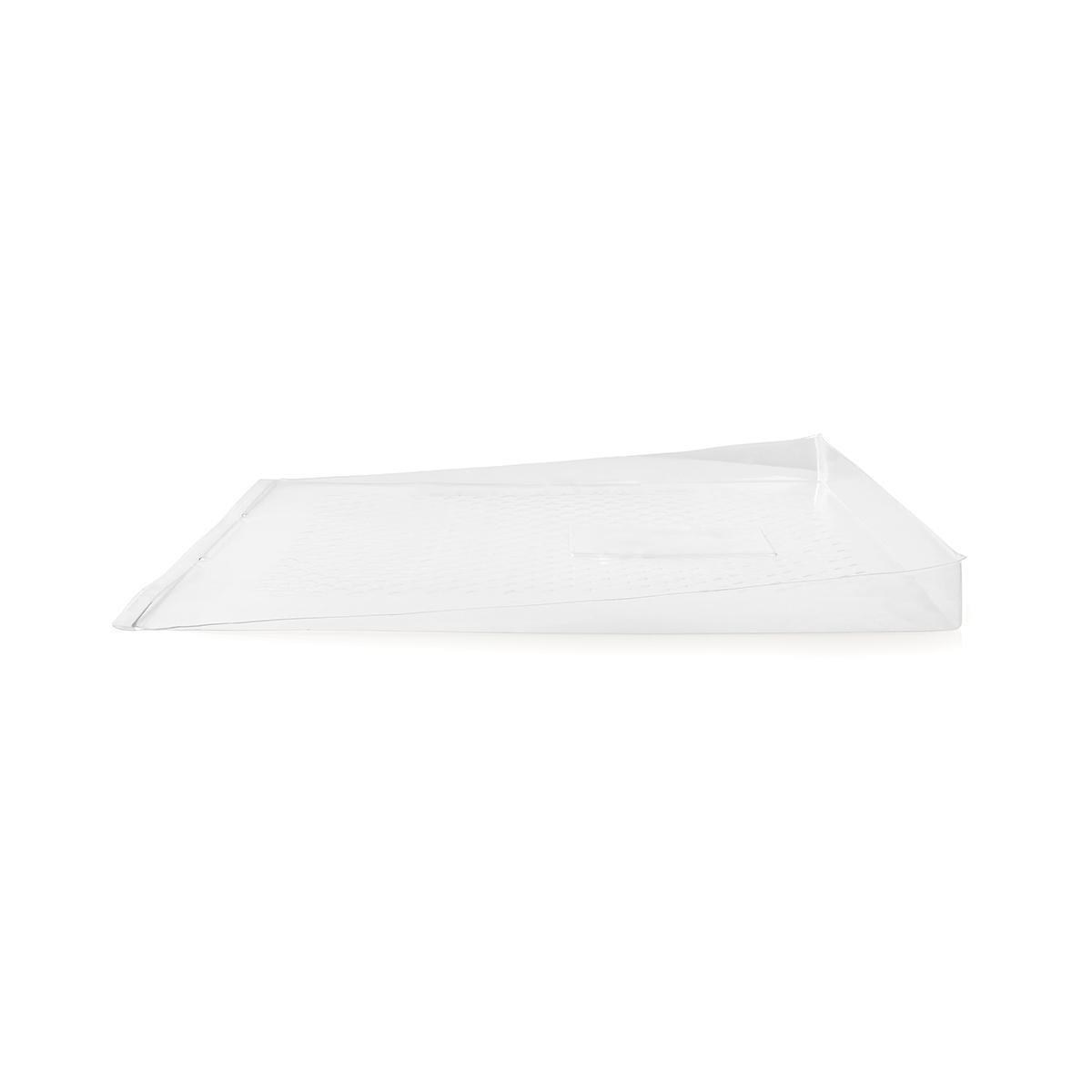 Bandeja de plástico transparente en ángulo sobre una superficie blanca. Diseño minimalista y vacío.