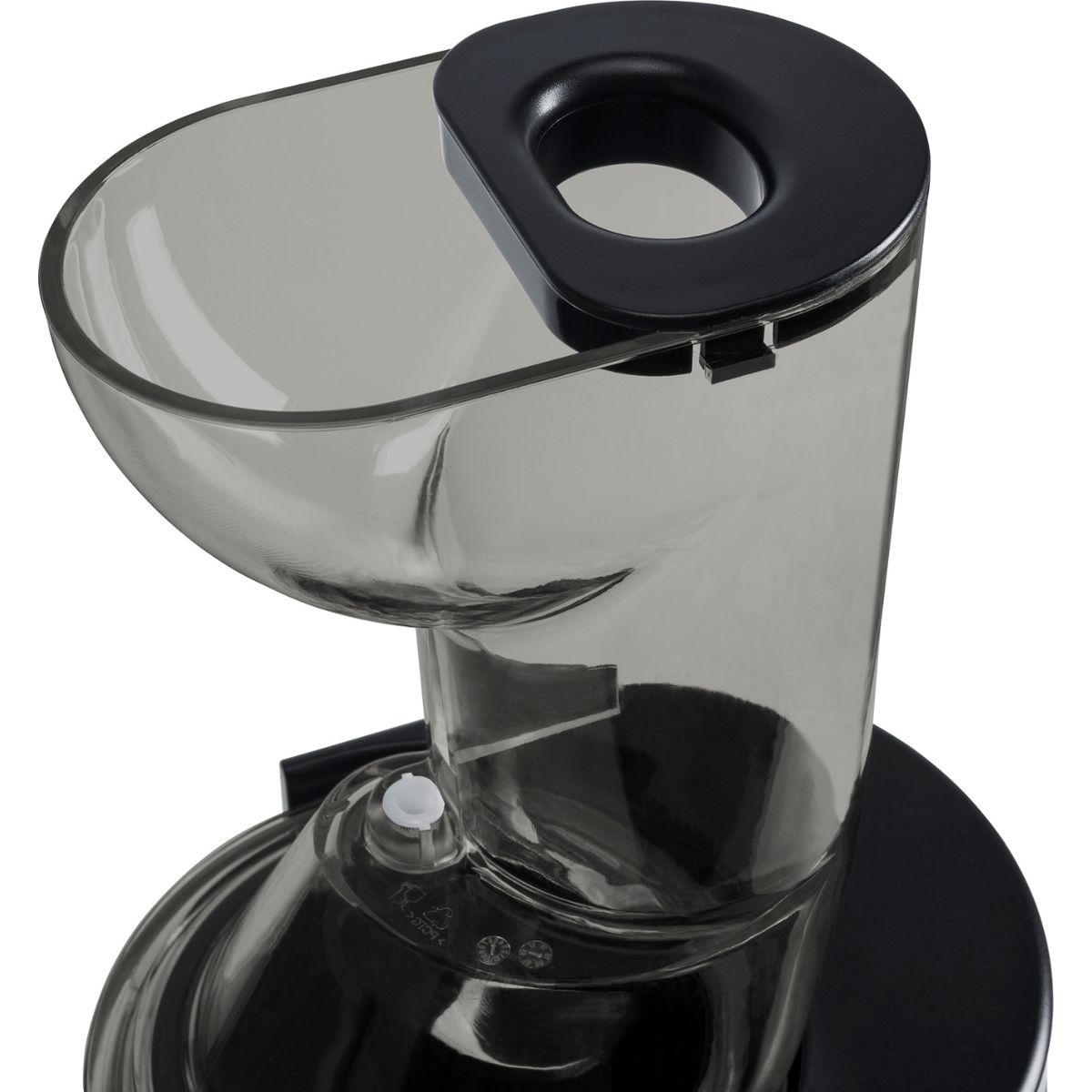 Primer plano de un exprimidor negro y transparente con una parte superior curvada.
