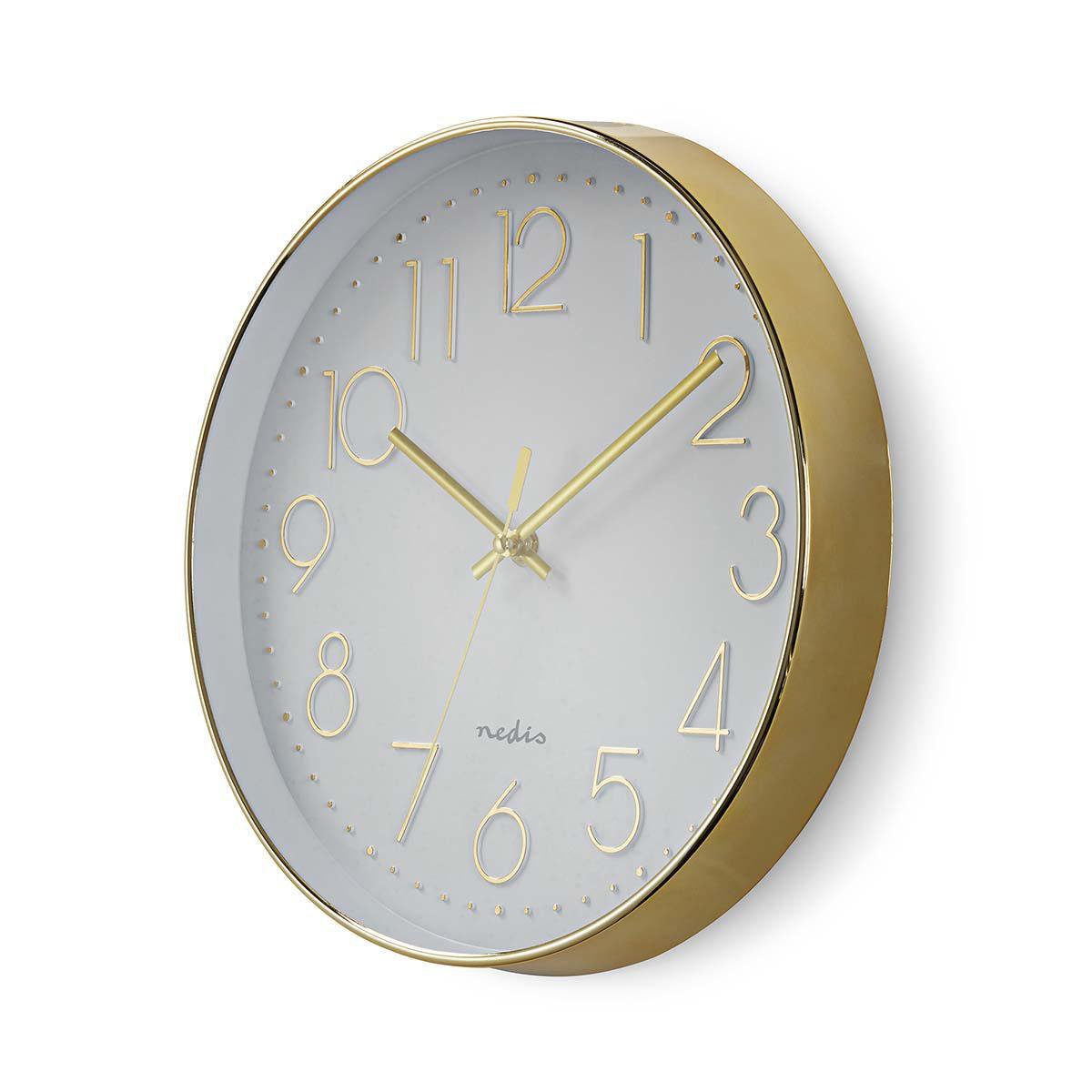 Goldgerahmte Uhr mit goldenen Ziffern auf weißem Zifferblatt vor weißem Hintergrund.