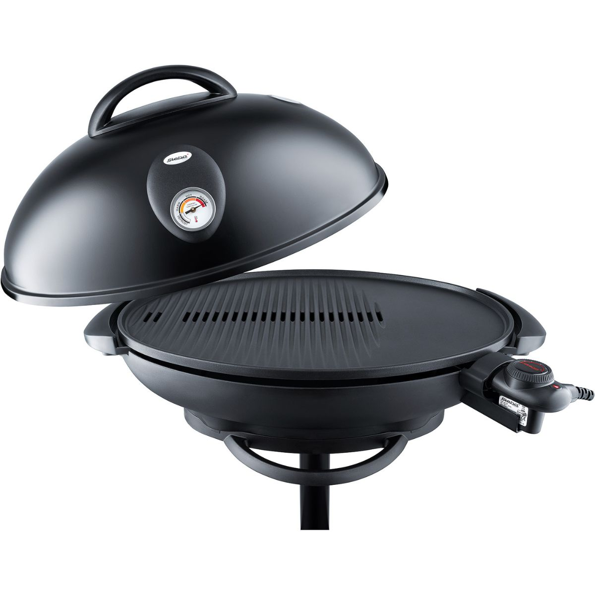 Un barbecue nero con il coperchio aperto, che mostra la griglia e l'indicatore di temperatura.