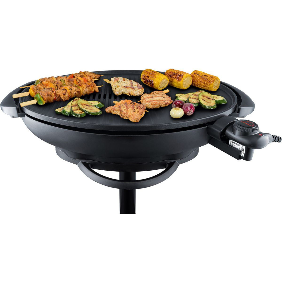 Schwarzer Elektrogrill mit gekochtem Essen: Kebabs, Steaks, Mais und Zucchini auf schwarzer Oberfläche.