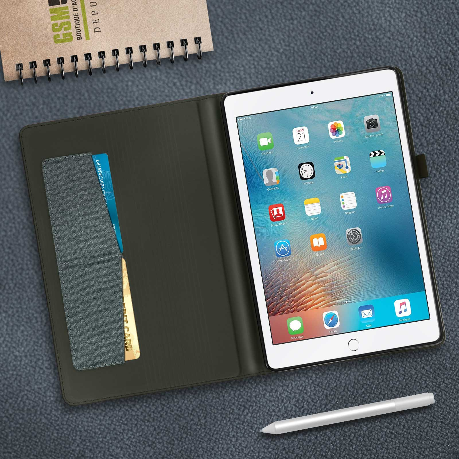 Una custodia per tablet aperta con un tablet e un porta carte di credito. Uno stilo è appoggiato vicino al tablet.