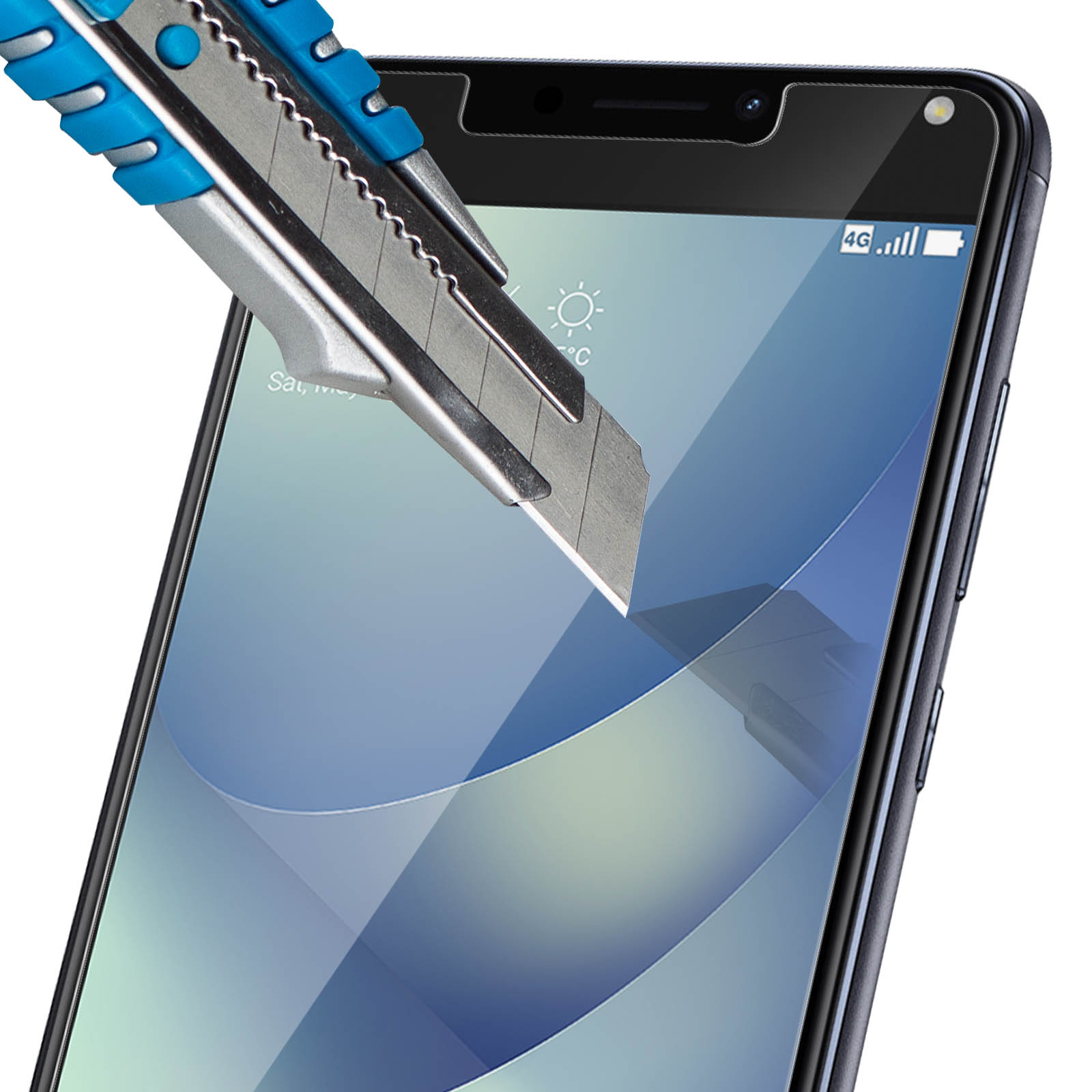 Uno schermo del telefono in fase di test con un coltello, con uno schermo protettivo applicato.