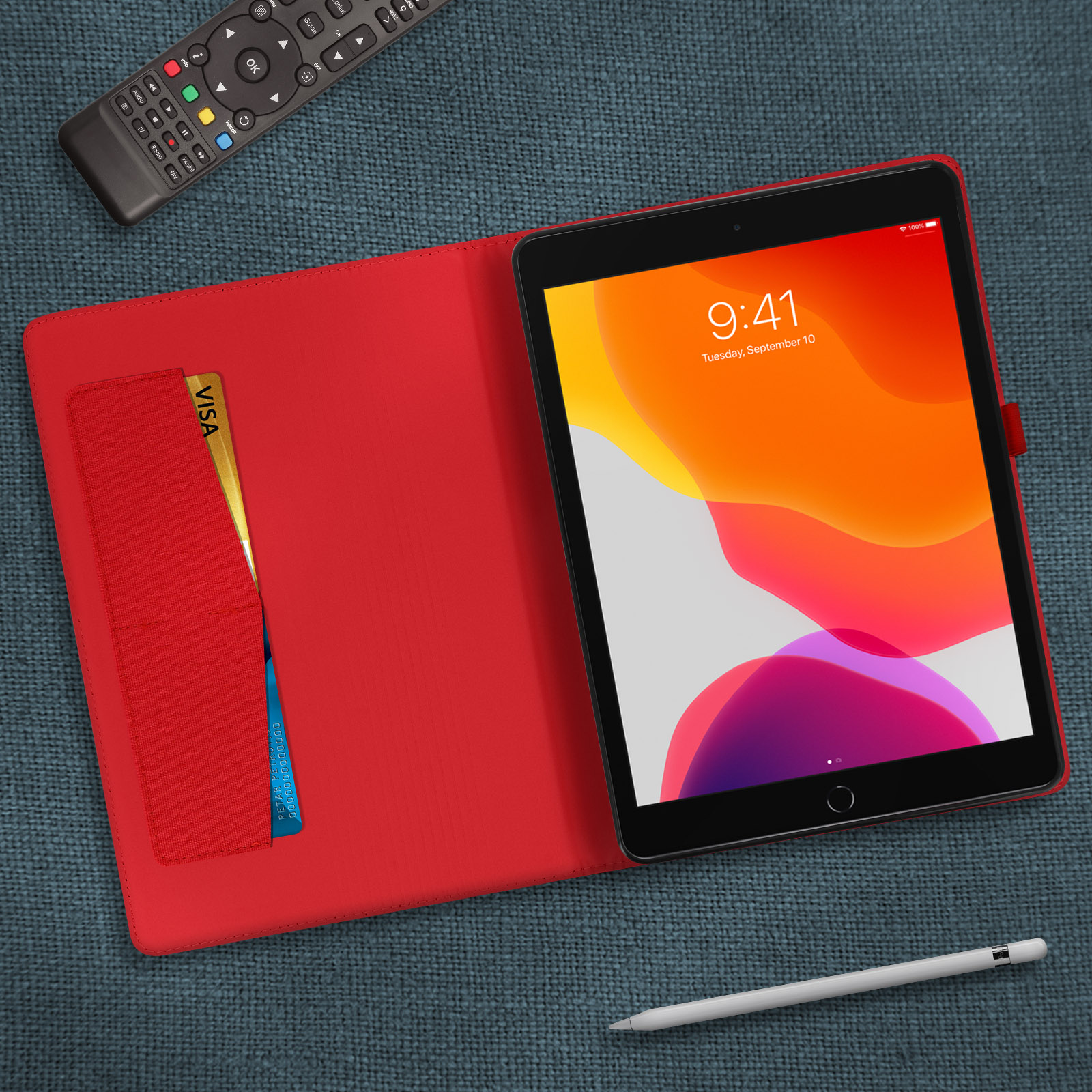 Tablet in una custodia rossa con carta di credito e telecomando. L'ora è 9:41.