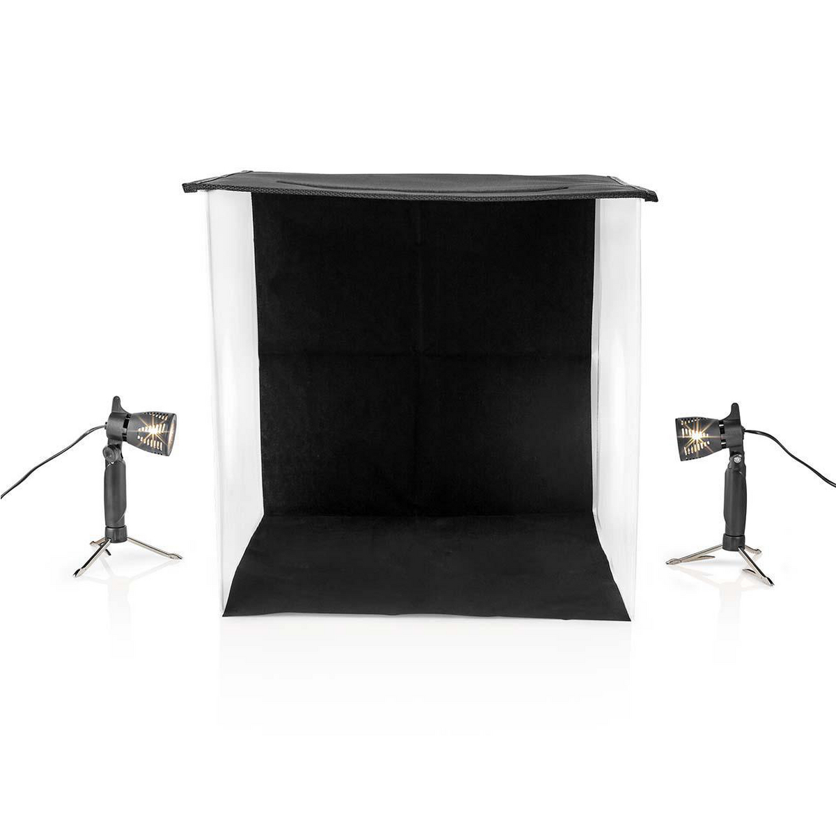 Een fotostudiobox met een zwart interieur en twee kleine lampen. De achtergrond is wit.