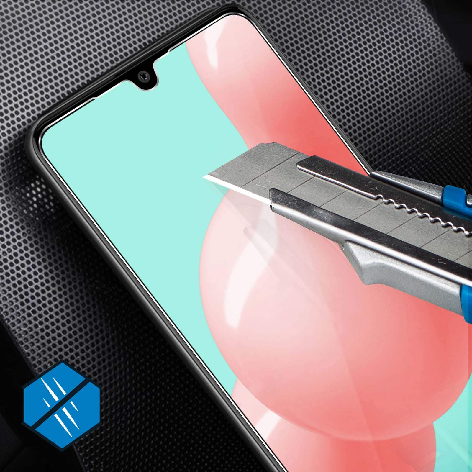 Uno schermo del telefono con una protezione per lo schermo tagliata con un coltello, che mostra uno sfondo rosa.