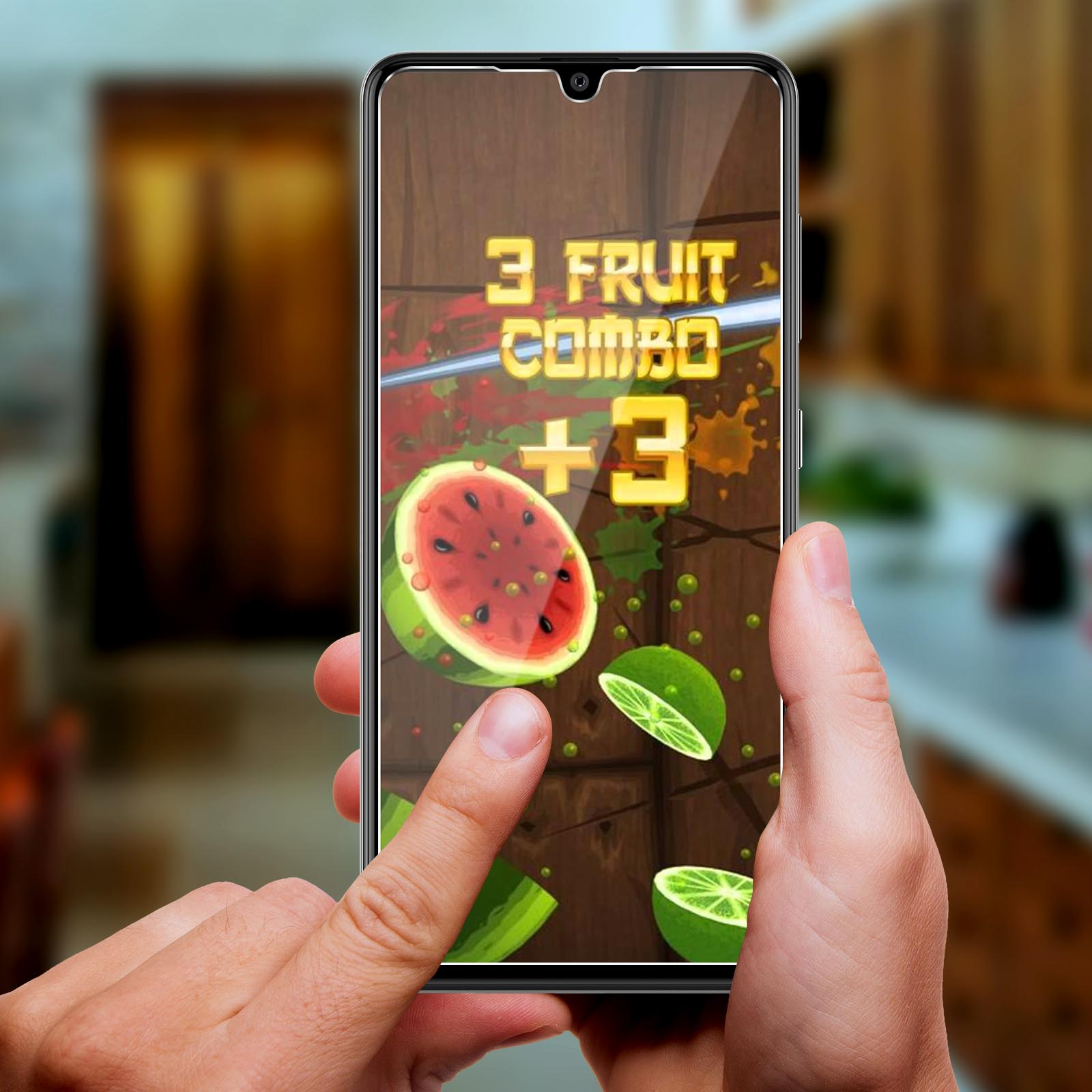 Uno schermo di smartphone mostra un gioco di taglio della frutta. Una fetta di anguria è visibile. Le mani tengono il telefono.