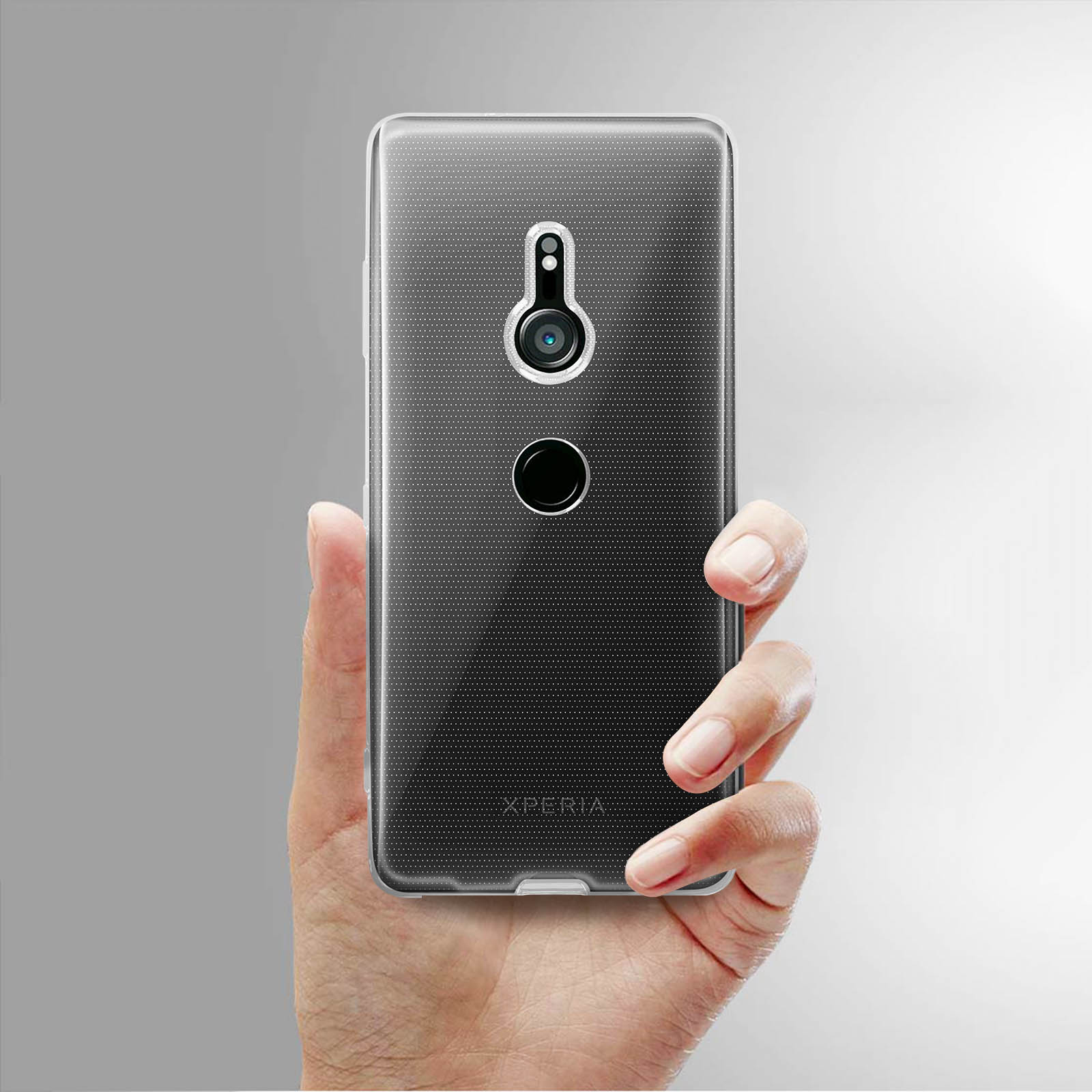 Mano che tiene un telefono con custodia trasparente. Il telefono ha fotocamera e sensore di impronte digitali.