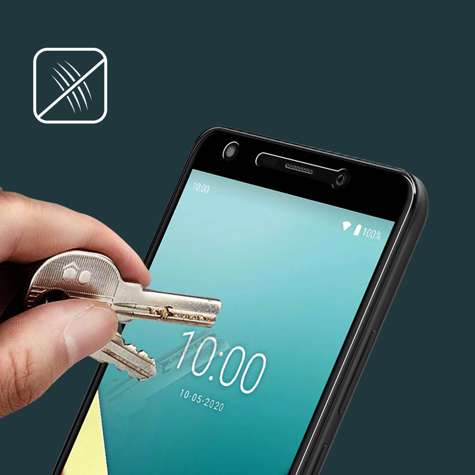 Mano che tiene le chiavi sopra uno smartphone, mostrando un test del proteggi schermo. Lo schermo mostra ora e data.