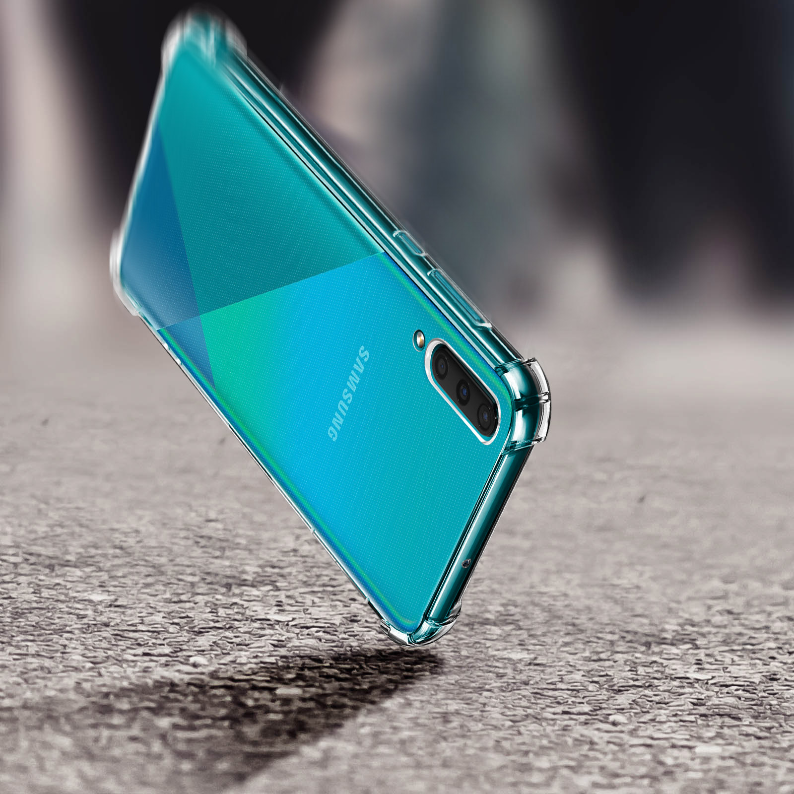 Una custodia trasparente per telefono su una superficie strutturata. Il telefono ha un retro blu-verde.