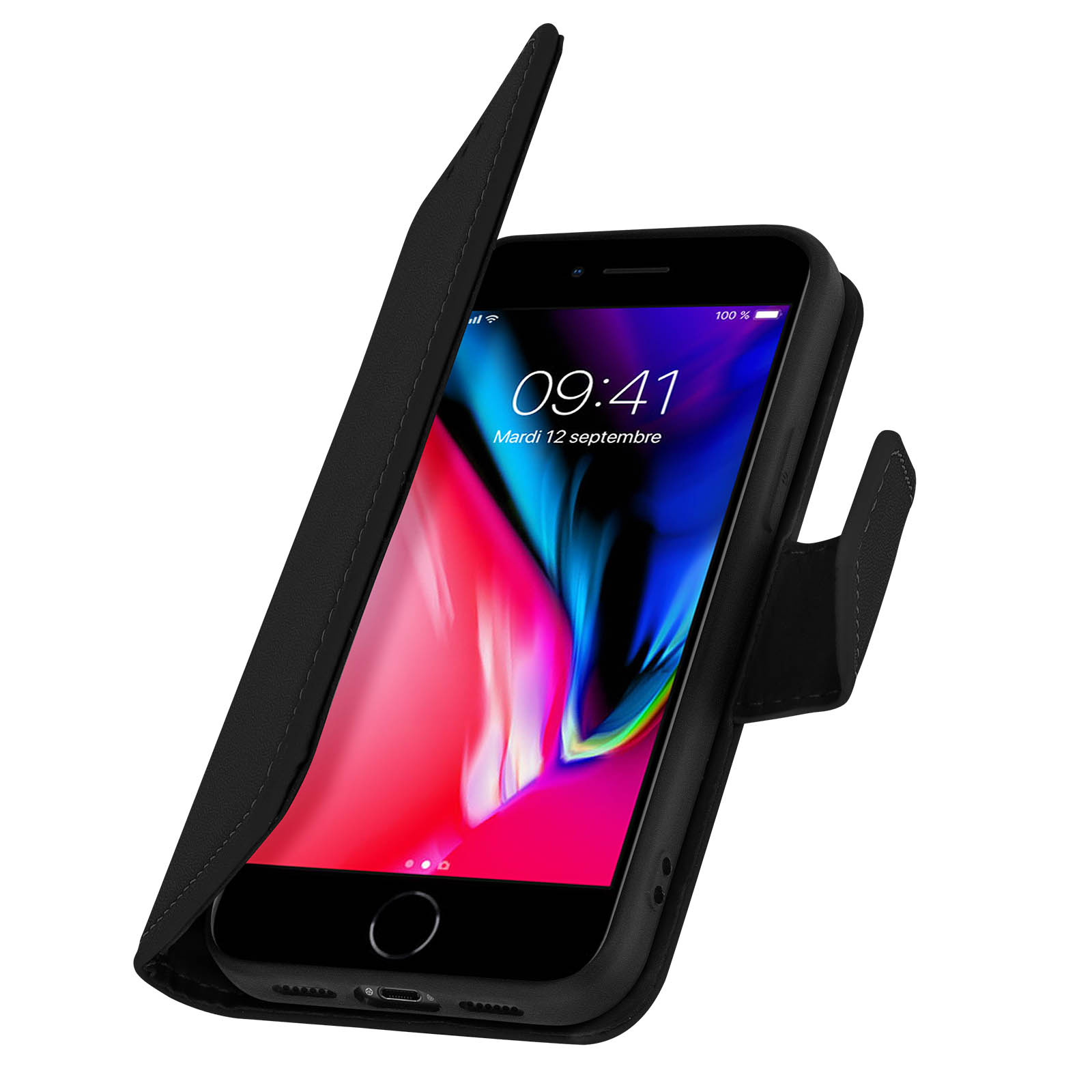 iPhone noir dans un étui en cuir noir, ouvert. L'écran affiche l'heure et la date. Fond blanc.