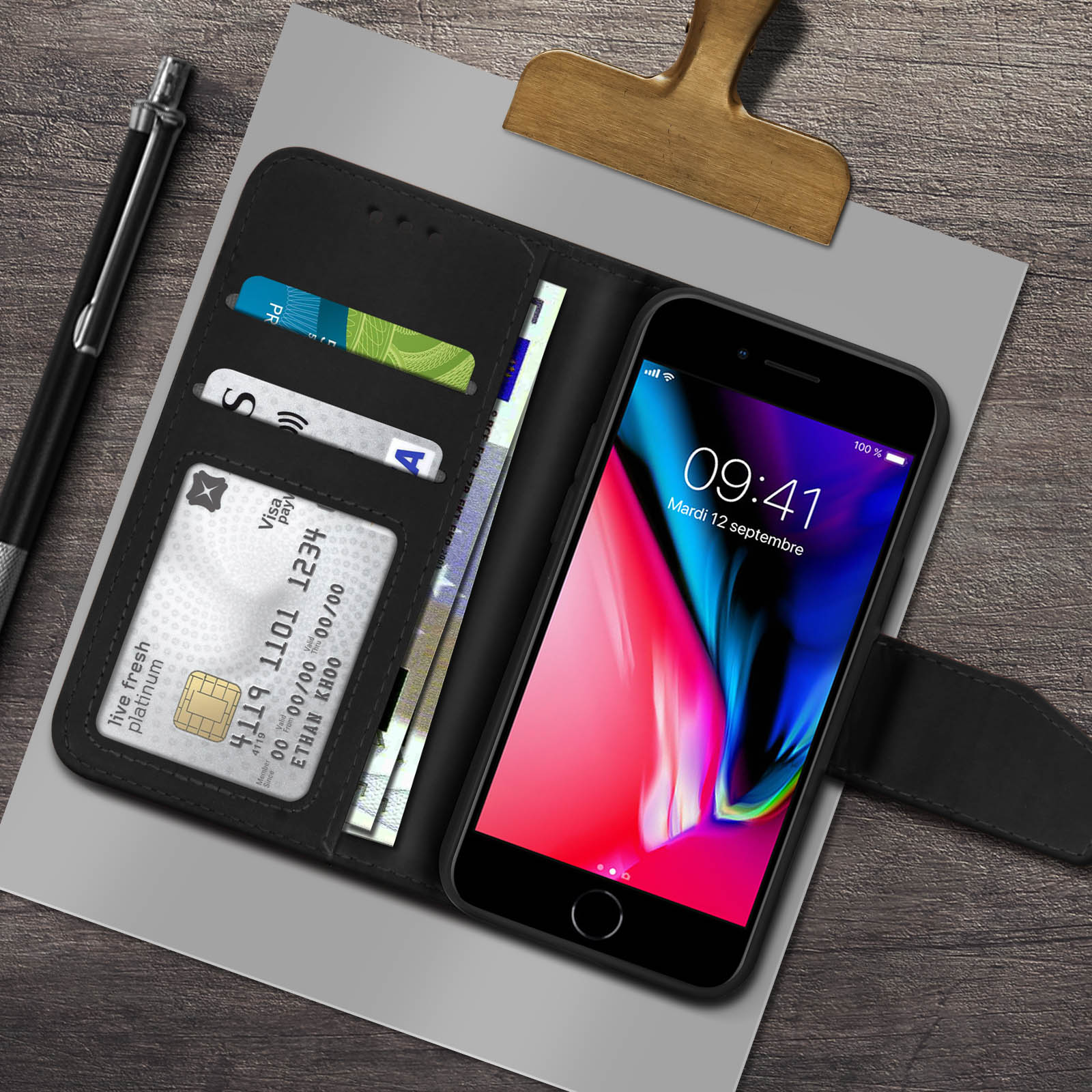 Zwarte telefoonhoes portemonnee. De telefoon toont tijd en datum. Creditcards en geld zijn zichtbaar in de portemonnee.