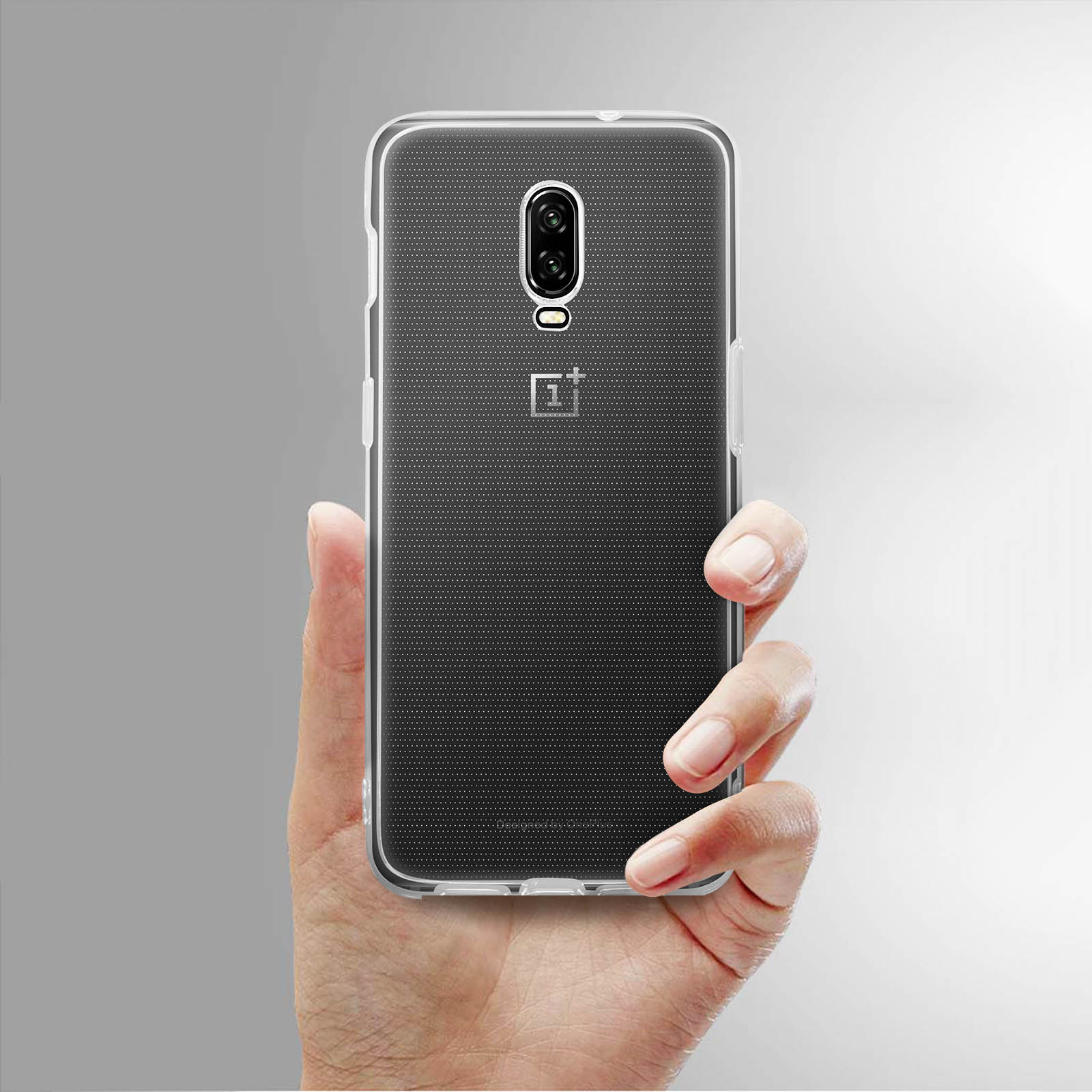 Mano che tiene il telefono nella custodia. Il telefono è nero, la custodia trasparente.