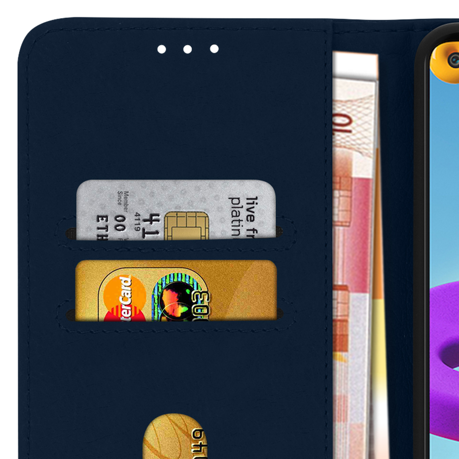 Primo piano di un portafoglio blu per telefono con carte e denaro. Il portafoglio è aperto.