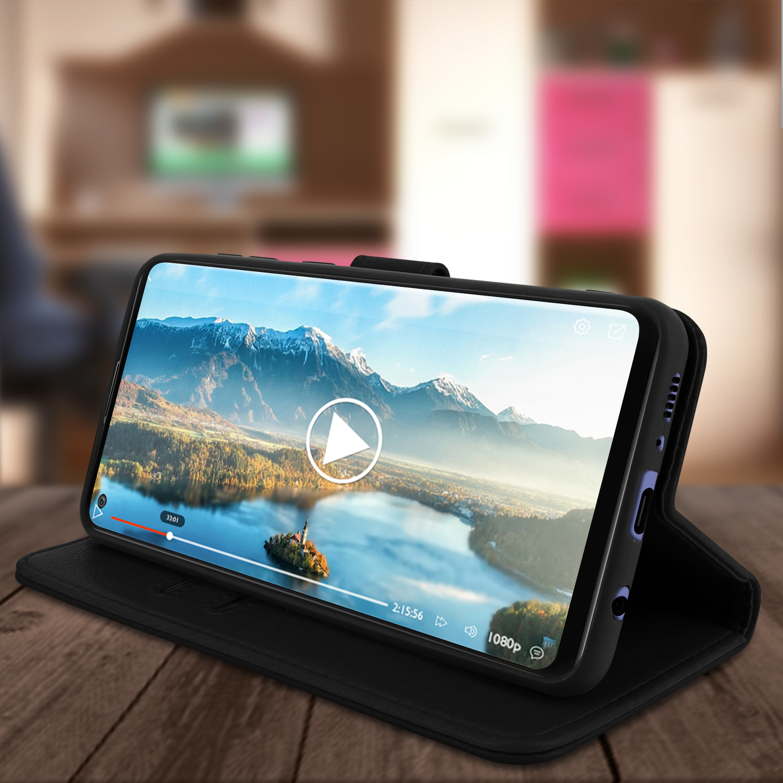Smartphone in een hoesje, met een video van een rivier en bergen. Afspeelknop zichtbaar.