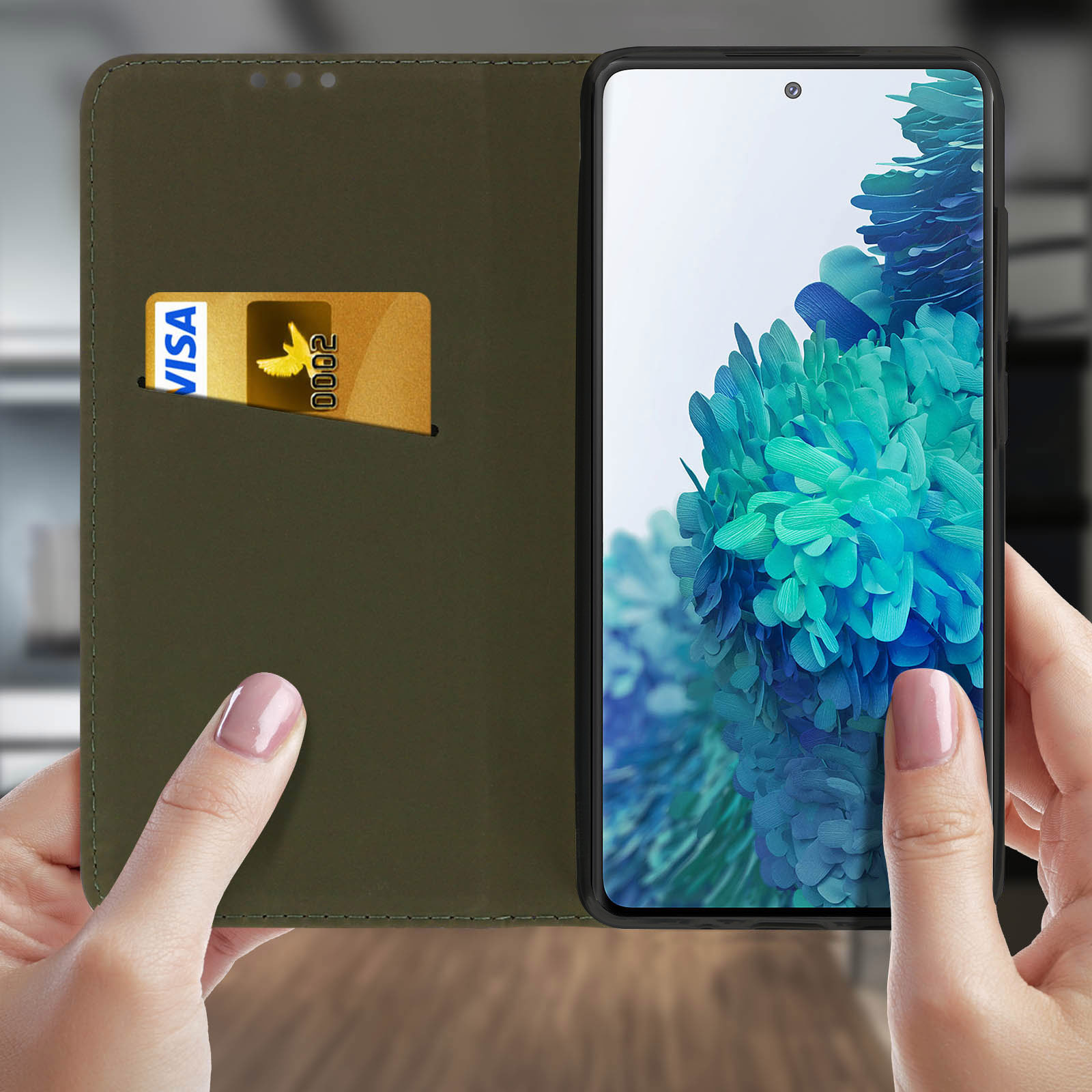 Een telefoonhoesje met een kaart en een telefoon erin. De hoes is groen en de telefoon staat aan.