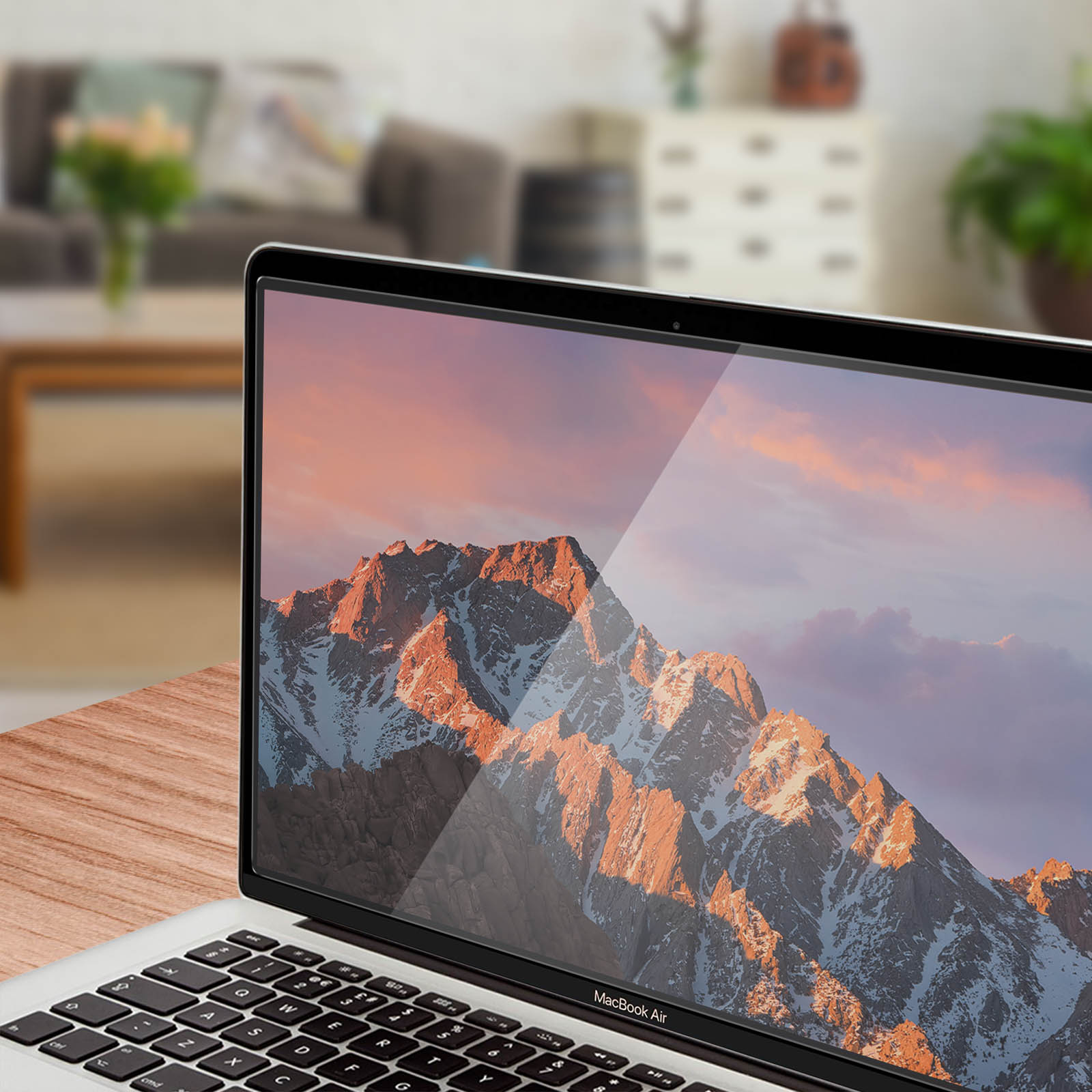 Laptop con protezione per lo schermo. Il display mostra una scena di montagna.