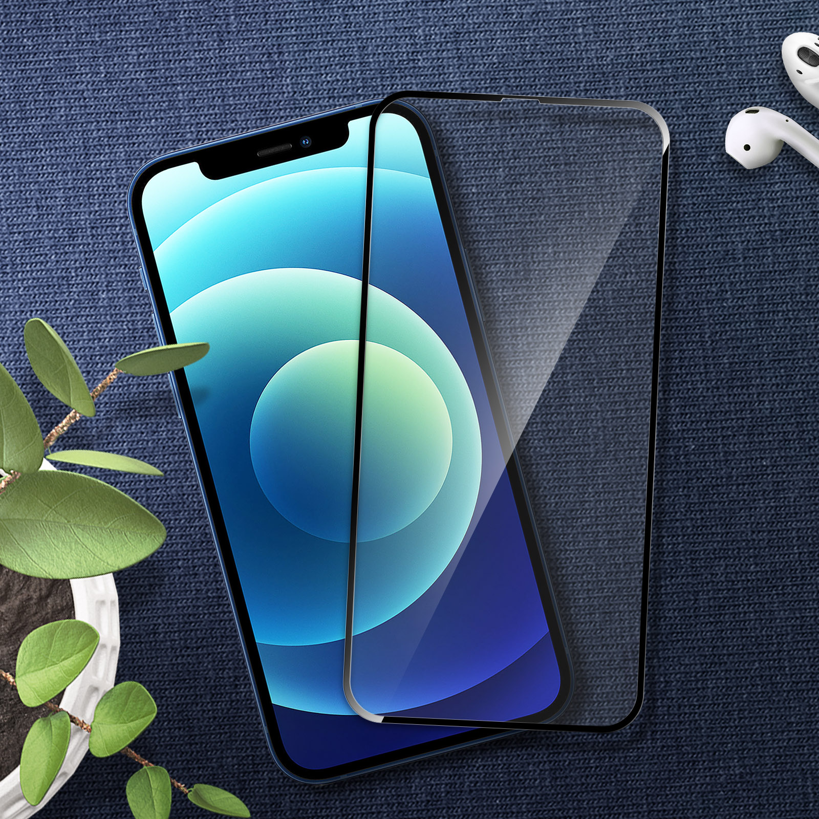 Smartphone blu con protezione schermo, auricolari bianchi e piccola pianta su sfondo blu strutturato.