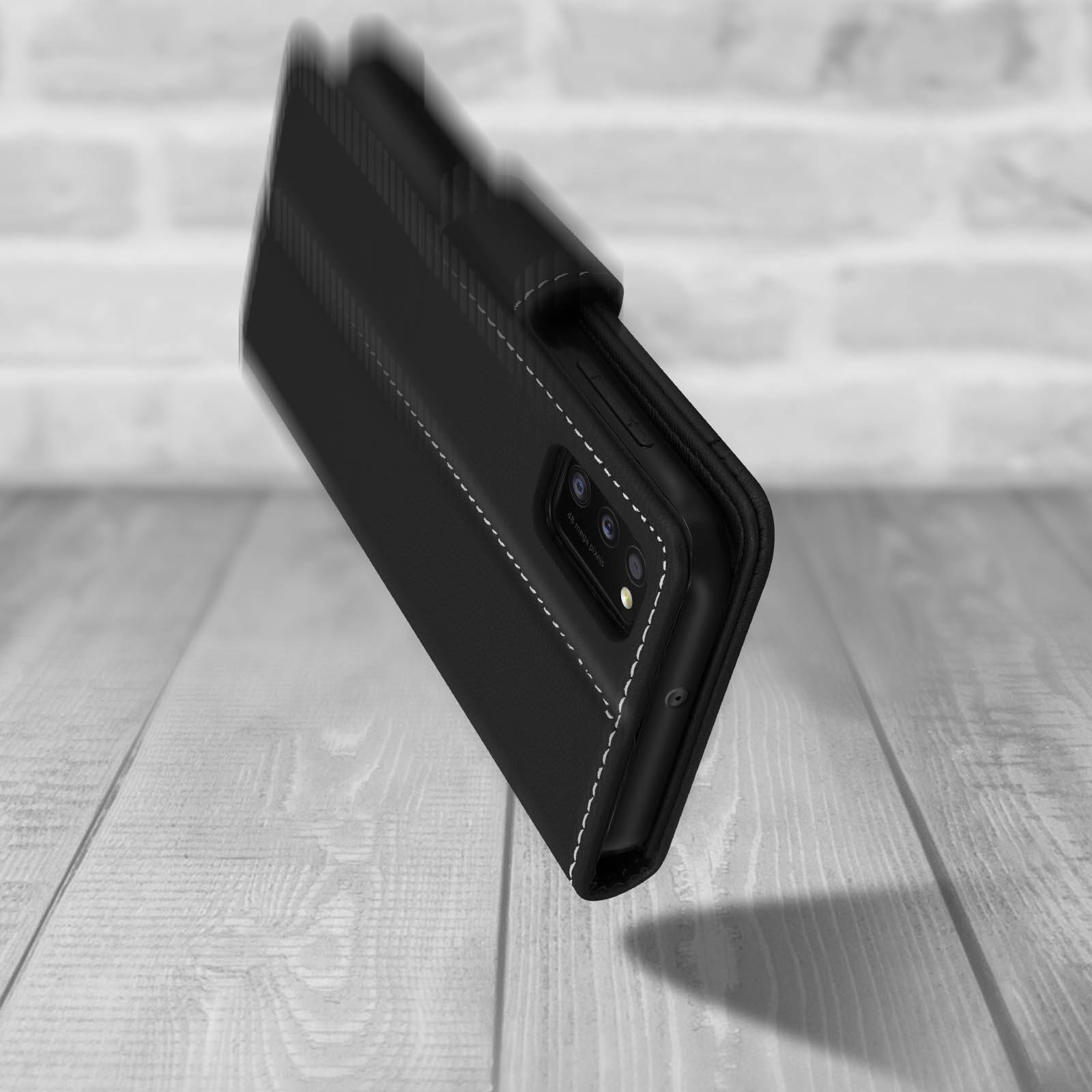 Viene mostrata una custodia nera per telefono con cuciture bianche. La custodia è aperta e contiene un telefono.