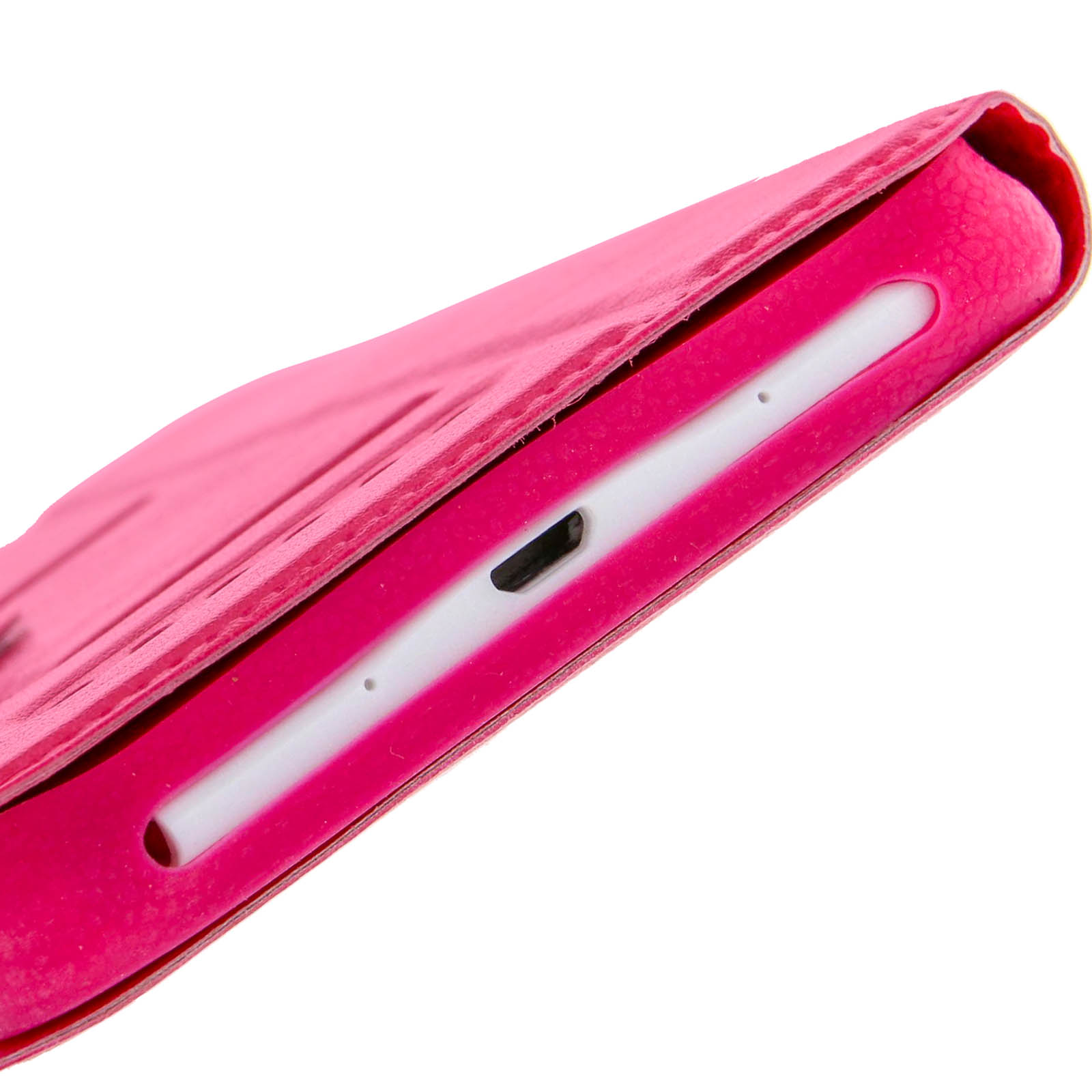 Primo piano di una custodia rosa per telefono. Mostra la porta di ricarica e i fori degli altoparlanti. La custodia è aperta.
