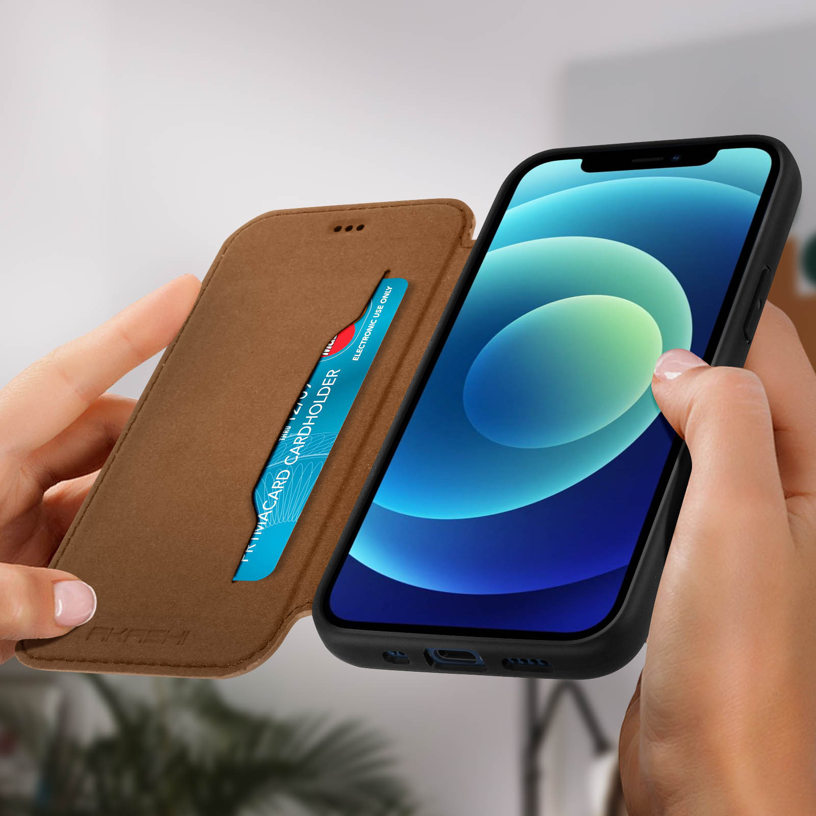 Custodia per telefono aperta, che rivela un telefono e una carta. Mani che tengono la custodia.