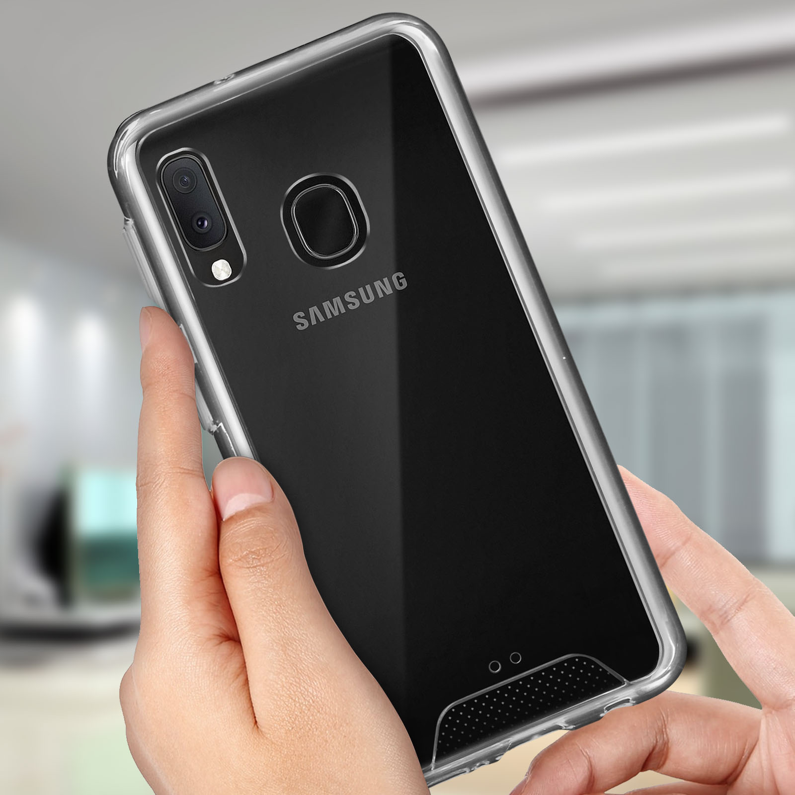Una custodia trasparente per telefono tenuta in mano. Un telefono Samsung è all'interno della custodia.