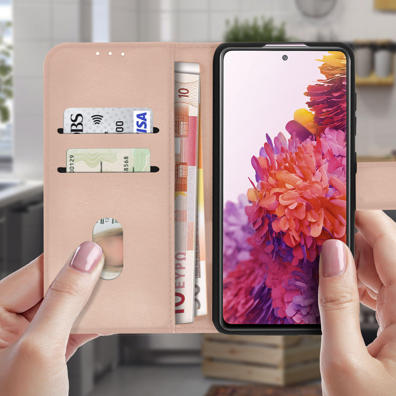 Mano che tiene un telefono con una custodia rosa. La custodia ha fessure per carte e denaro.