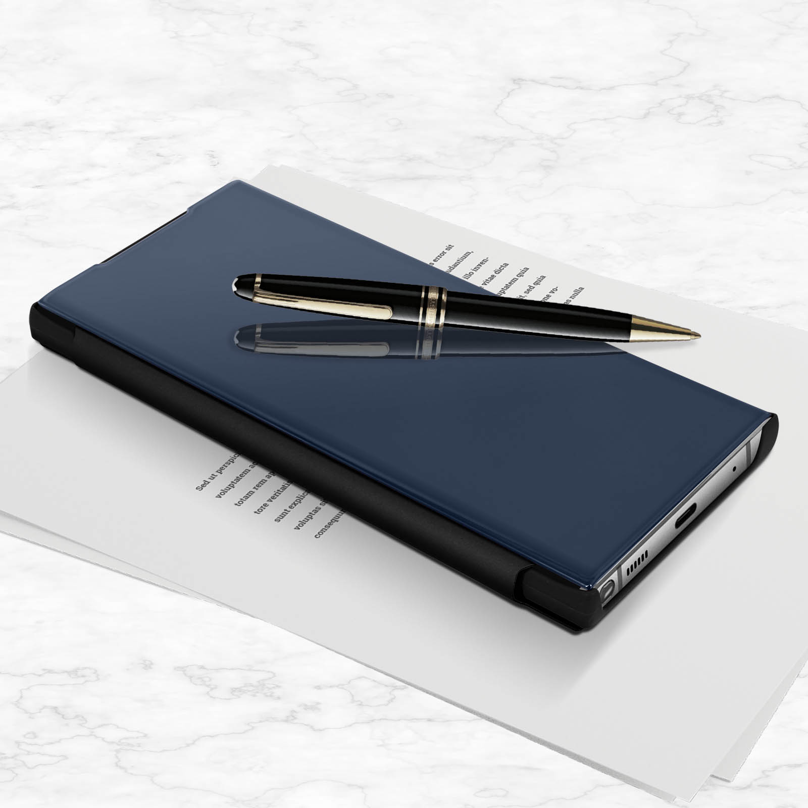 Custodia blu con una penna sopra un foglio su una superficie di marmo.