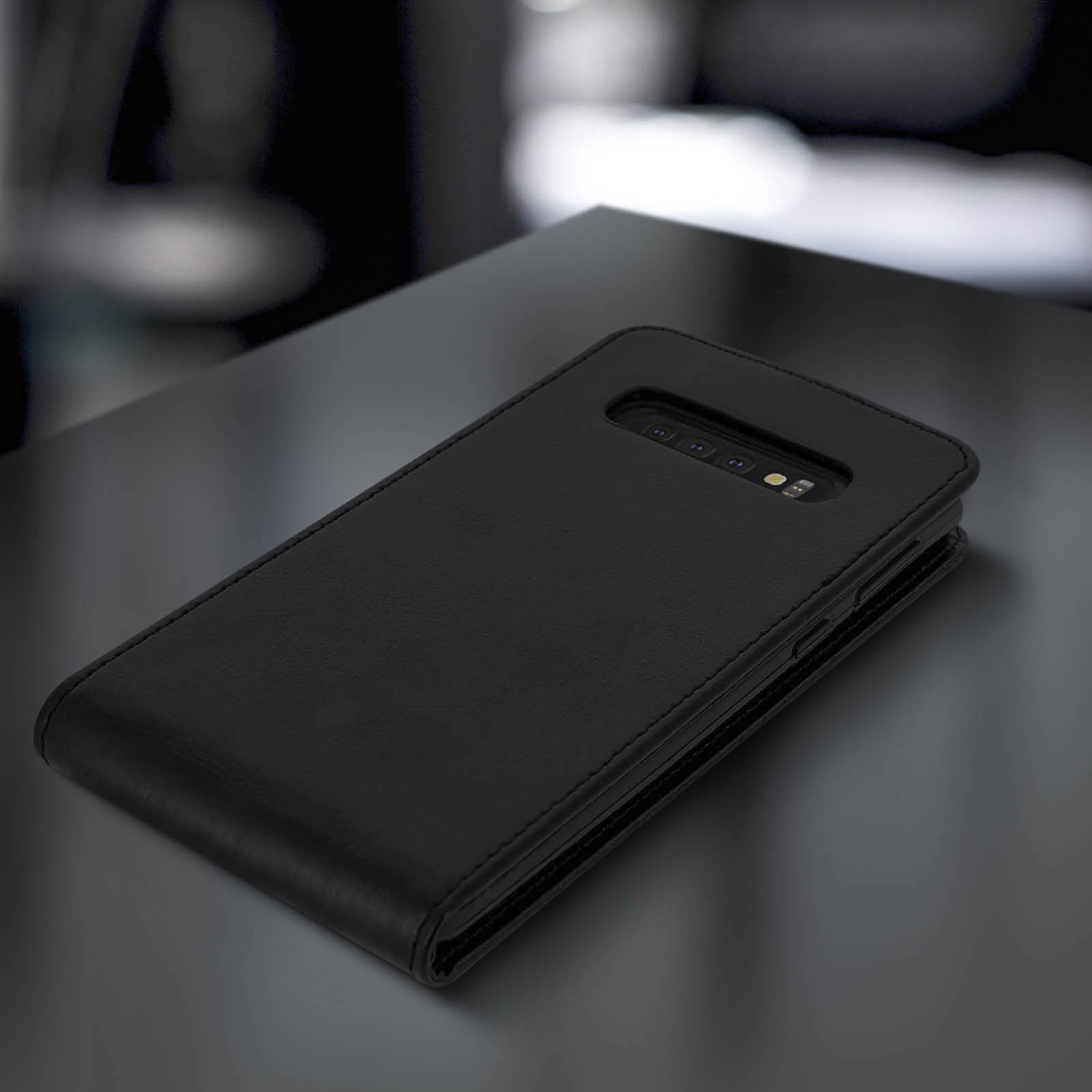 Custodia nera per telefono su superficie nera, che mostra la fotocamera e il design.