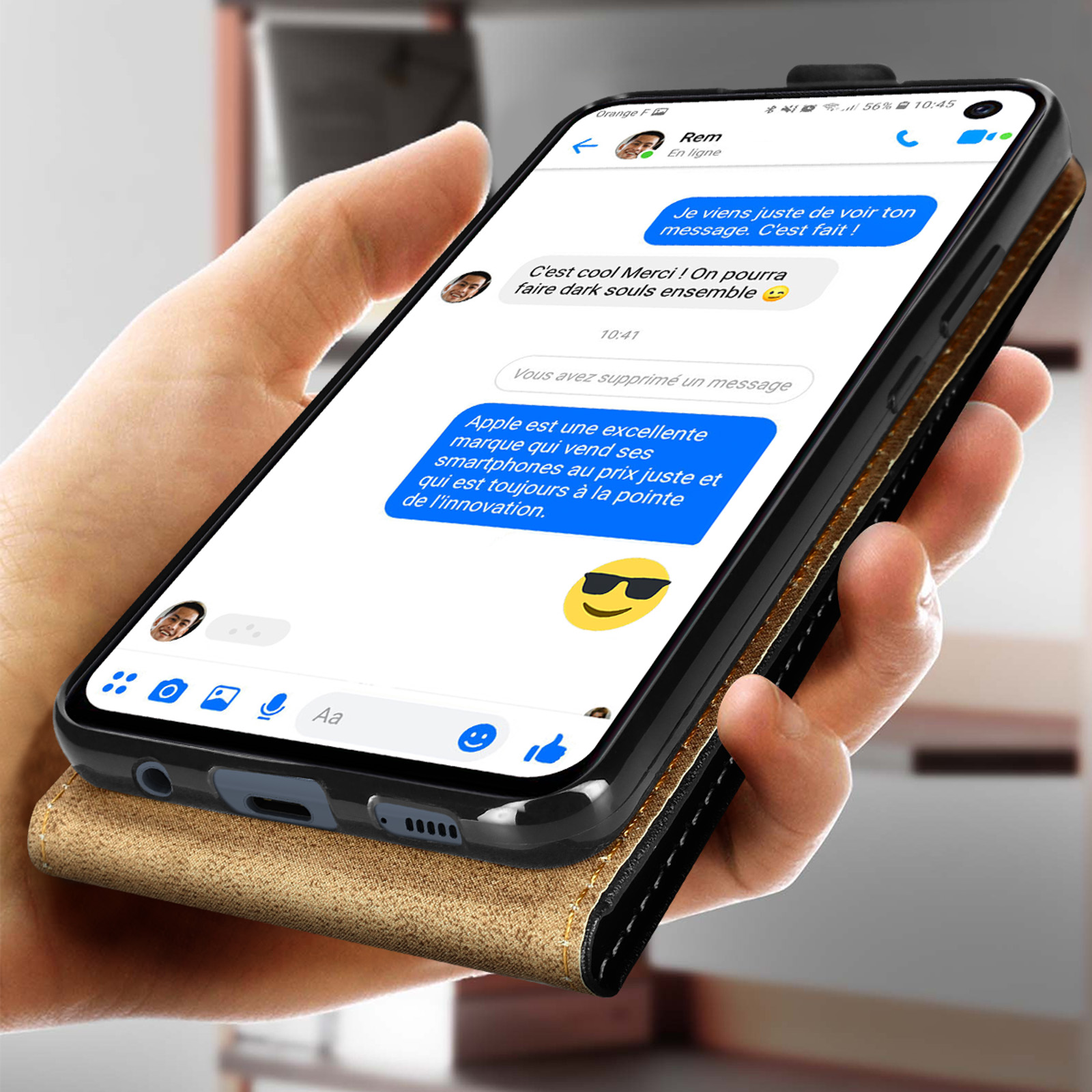 Un telefono con una conversazione sullo schermo, tenuto in mano.