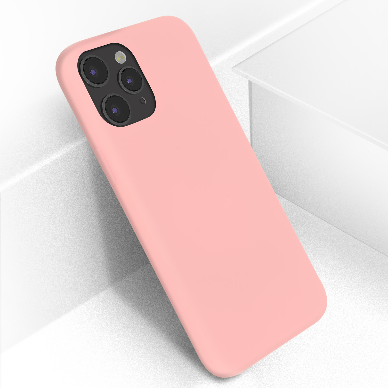 Coque de téléphone rose, inclinée, sur surface blanche.