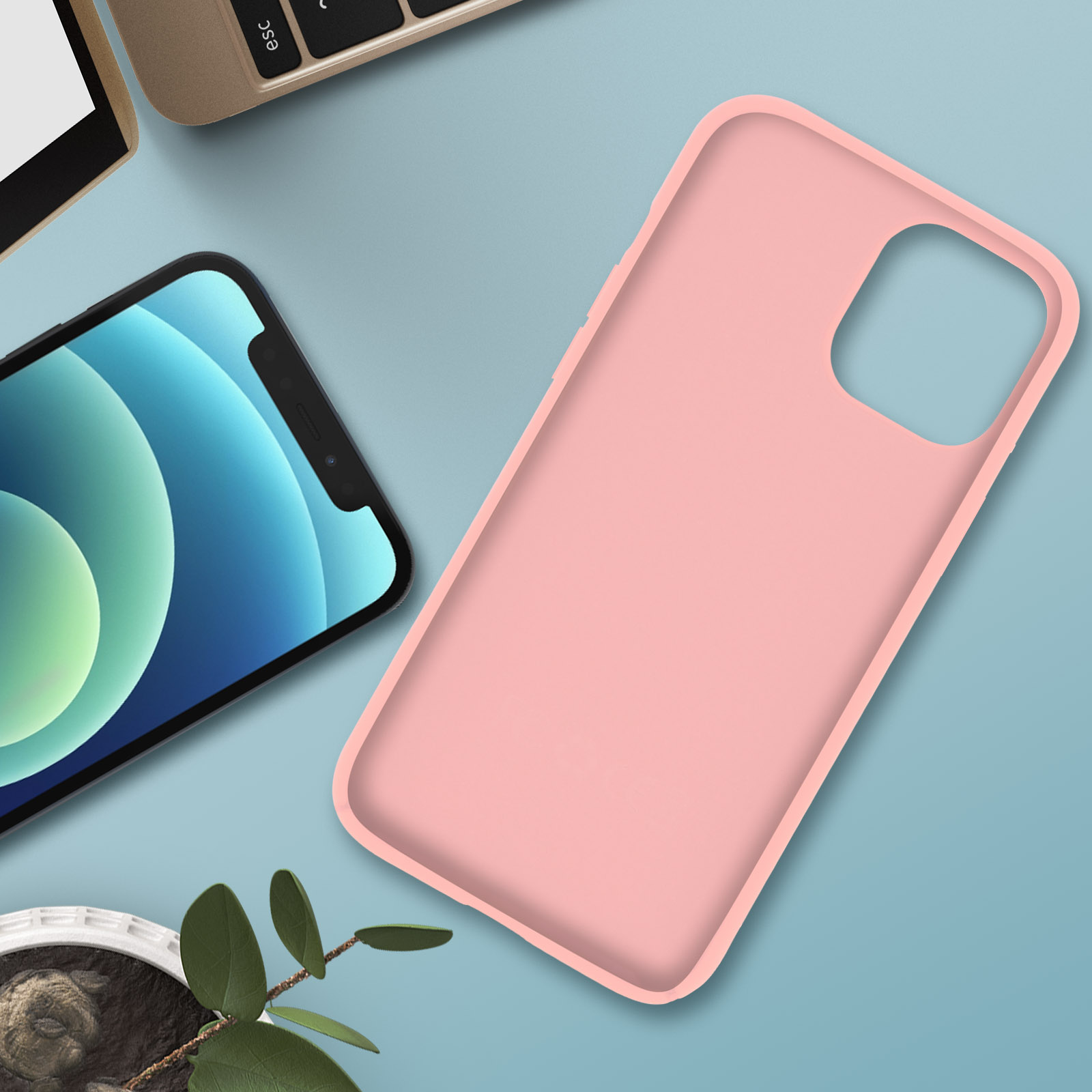Roze telefoonhoesje en een smartphone op een blauw oppervlak. De telefoon zit in de hoes.