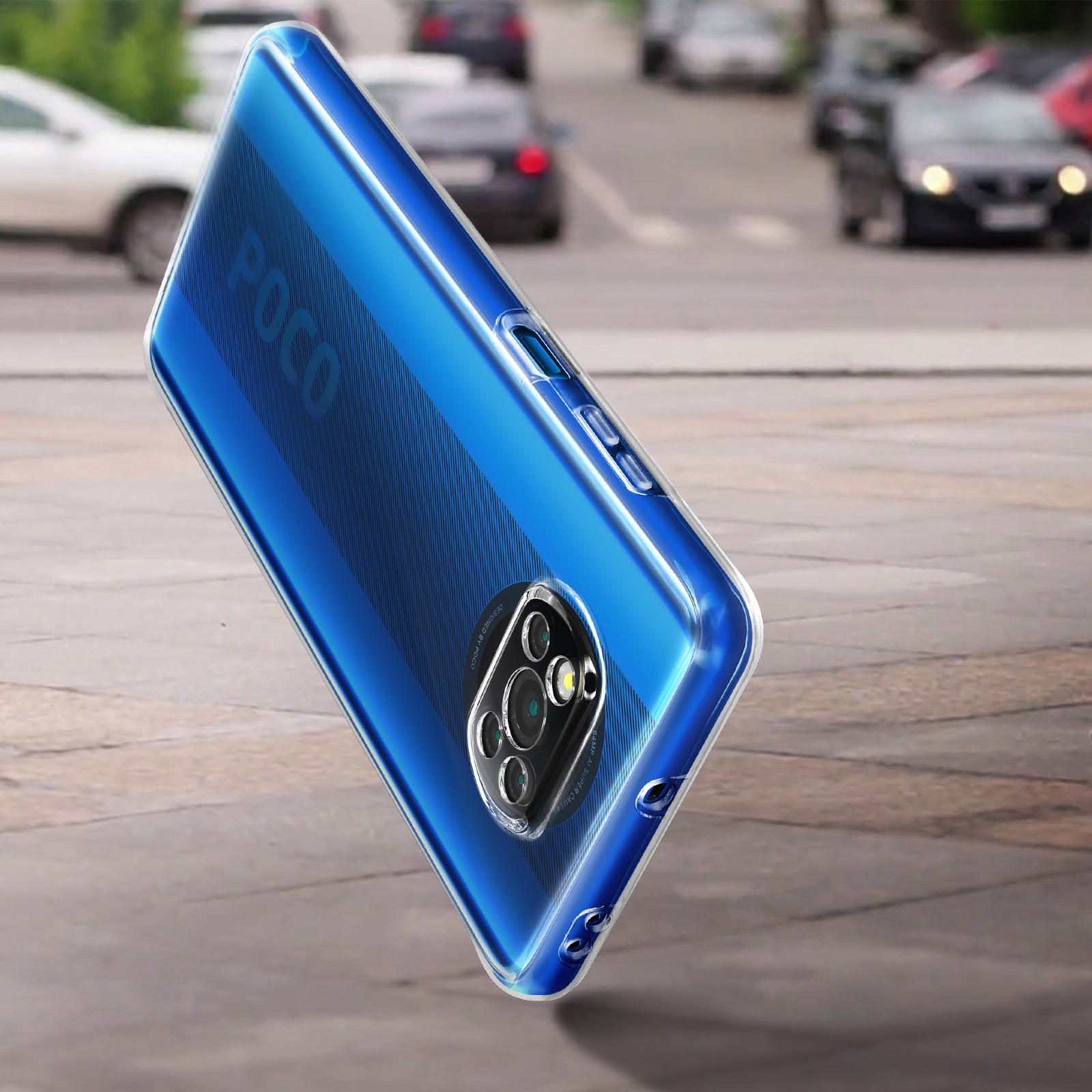 Coque de téléphone bleue sur une route. Le téléphone est dans la coque. Voitures en arrière-plan.