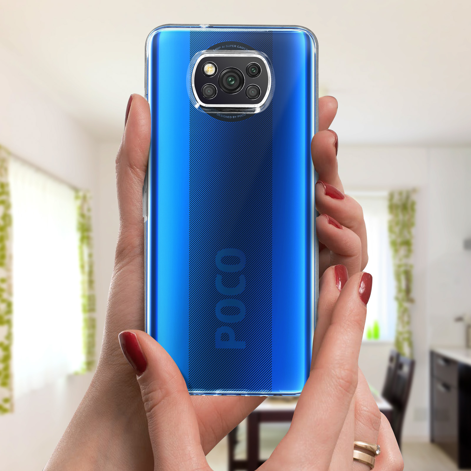 Mains tenant un téléphone bleu avec un étui transparent. Le téléphone a le logo POCO et trois caméras.