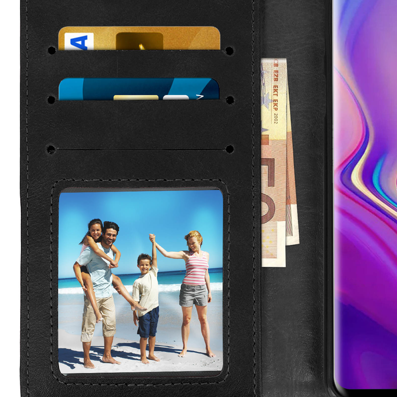 Custodia nera per telefono con foto di famiglia, carte e denaro. Famiglia sulla spiaggia, per mano. Texture pelle.