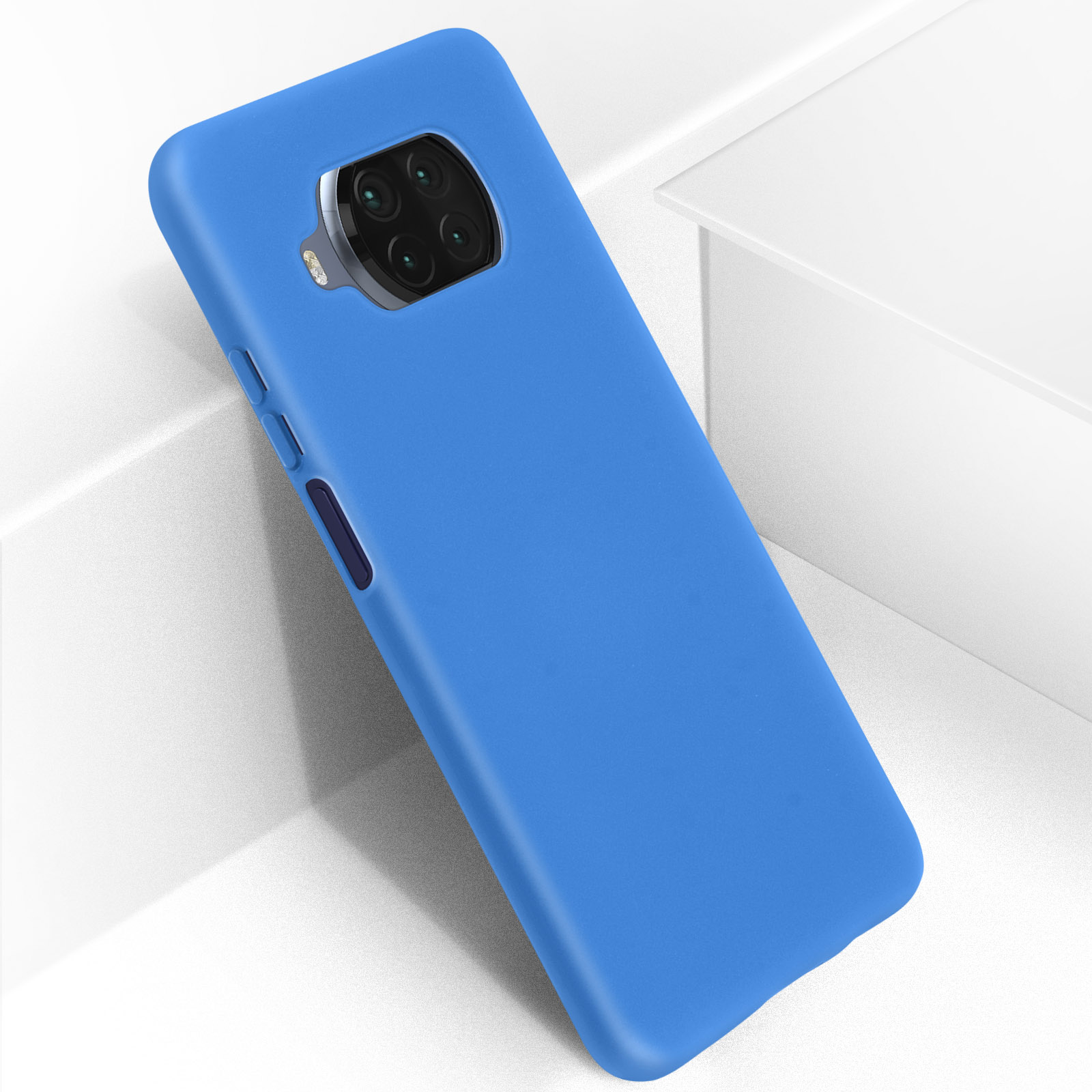 Telefono blu con fotocamera su una superficie bianca. Il telefono è angolato.